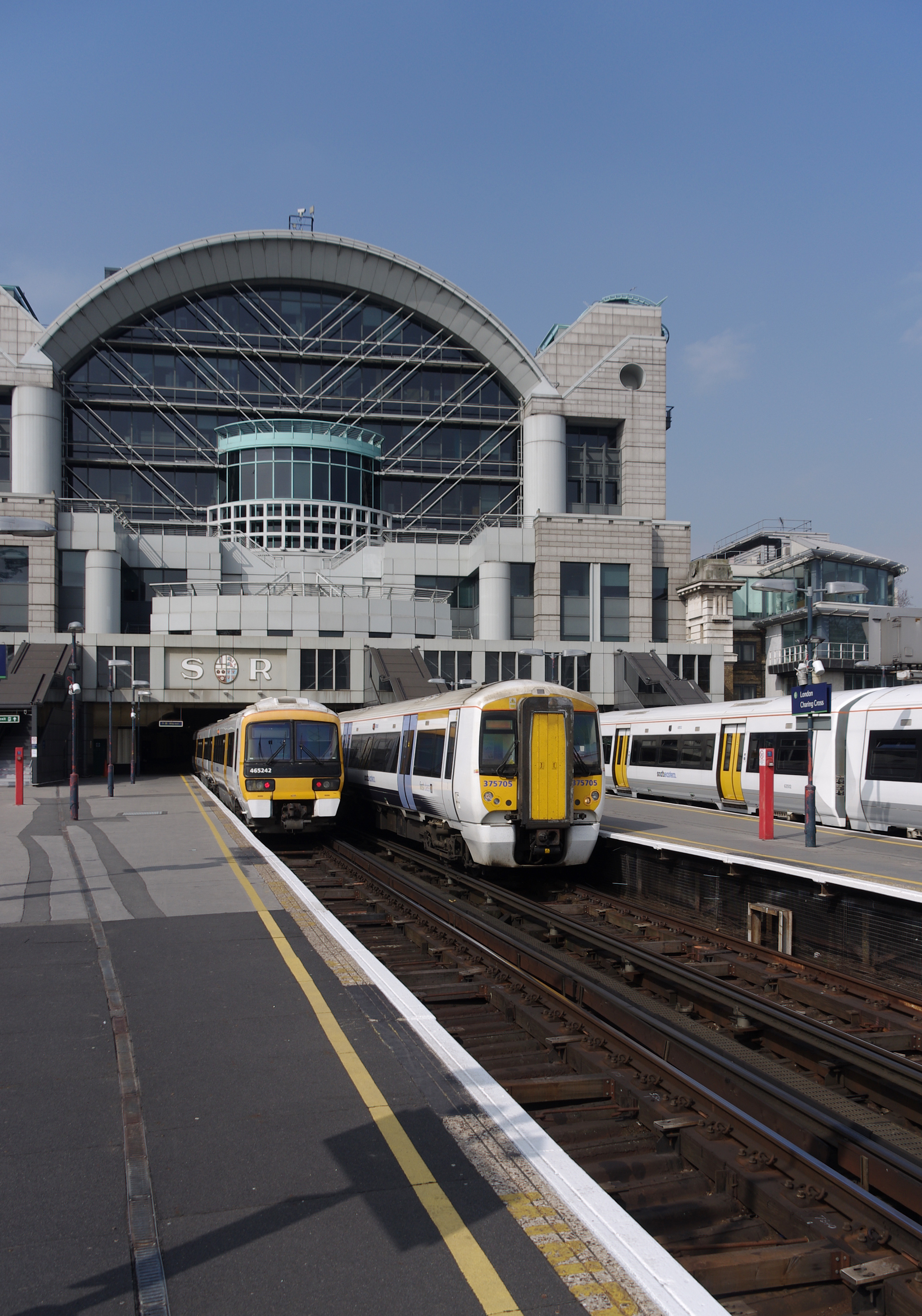 Charing Cross station MMB 18 465242 375705 376012