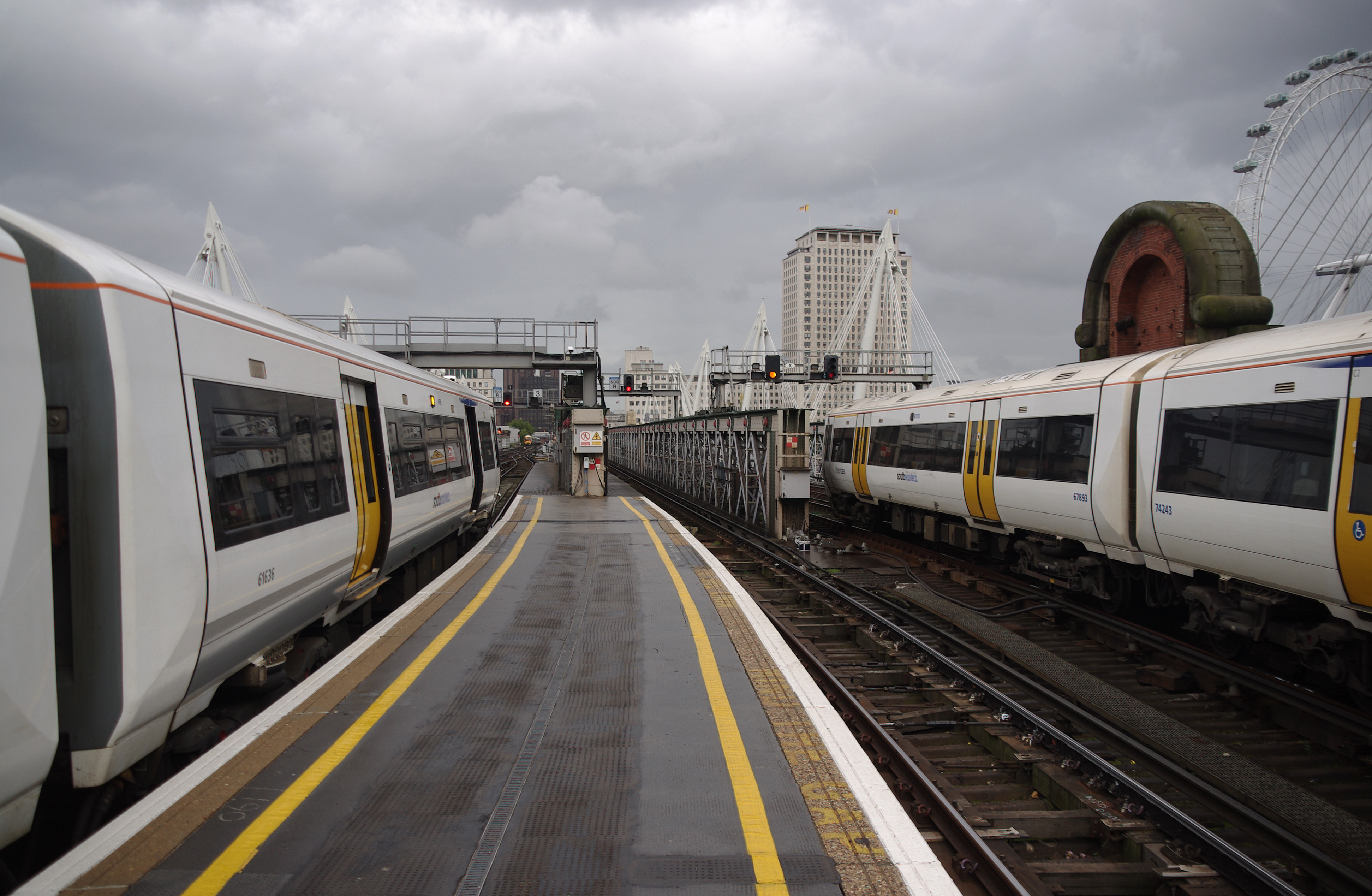 Charing Cross station MMB 22 376036 375713