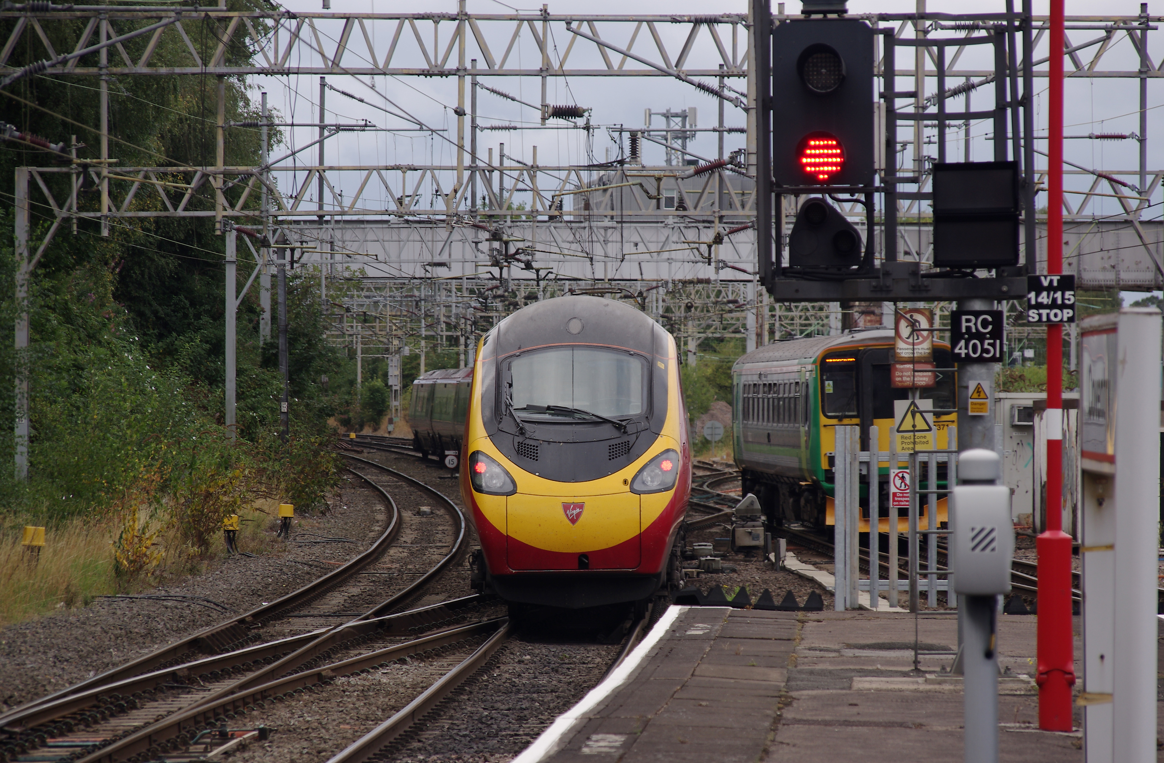 Coventry railway station MMB 17 390014 153371
