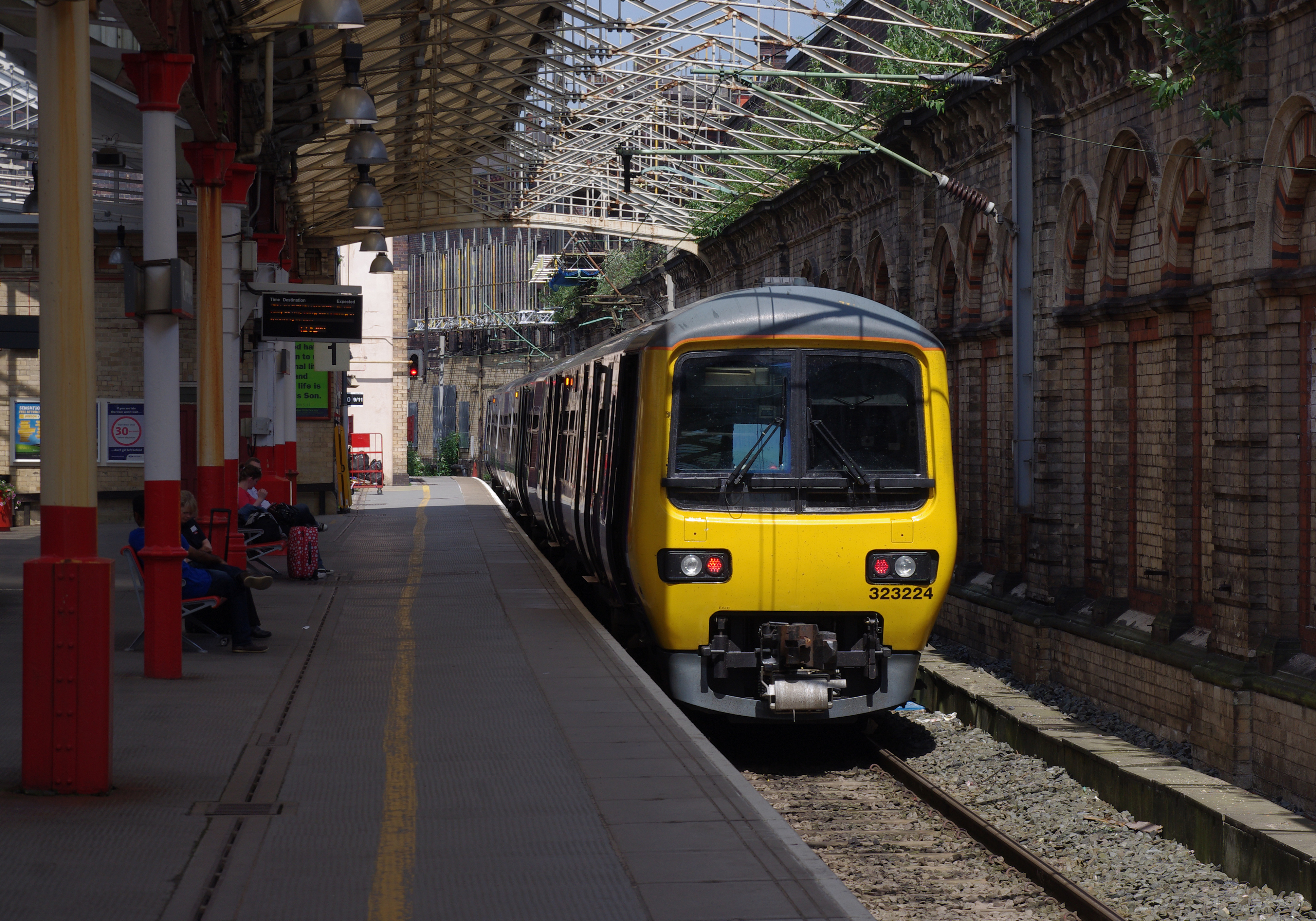 Crewe railway station MMB 05 323224