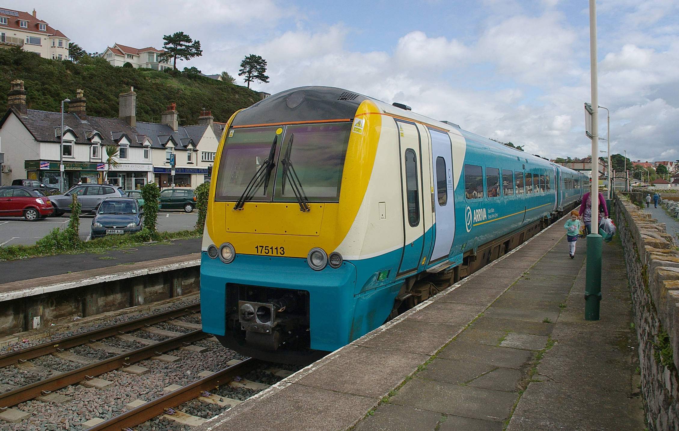 Deganwy railway station MMB 01 175113