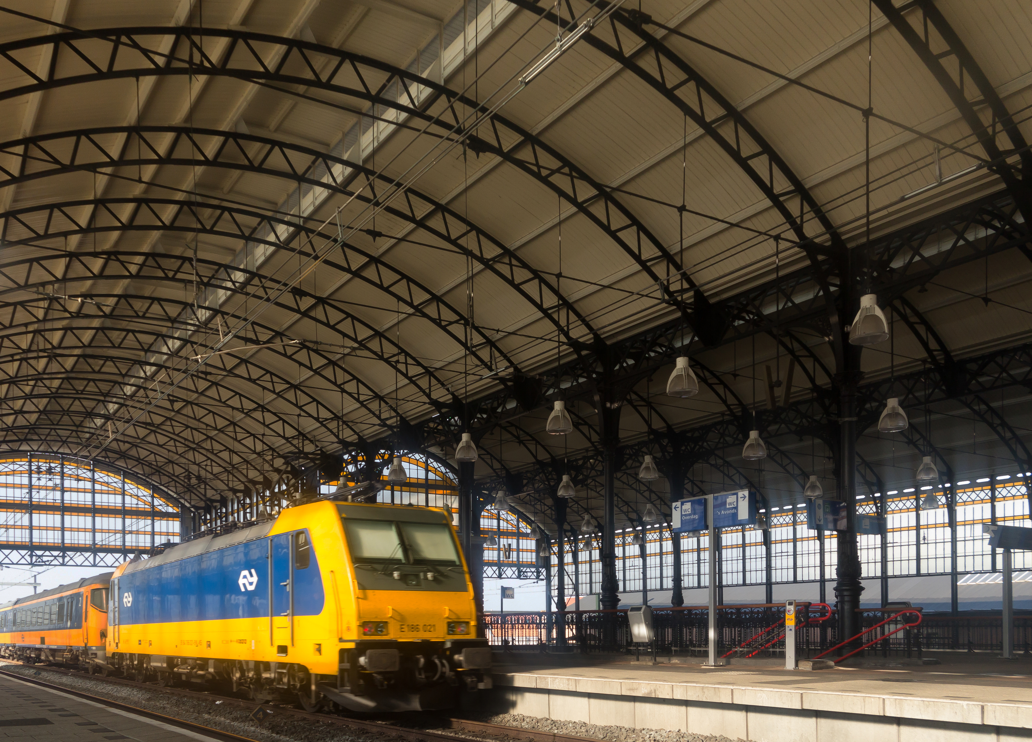 Den Haag, Station Den Haag Hollands Spoor wegrijdende trein met perronoverkapping RM407999 foto9 2017-09-24 10.46