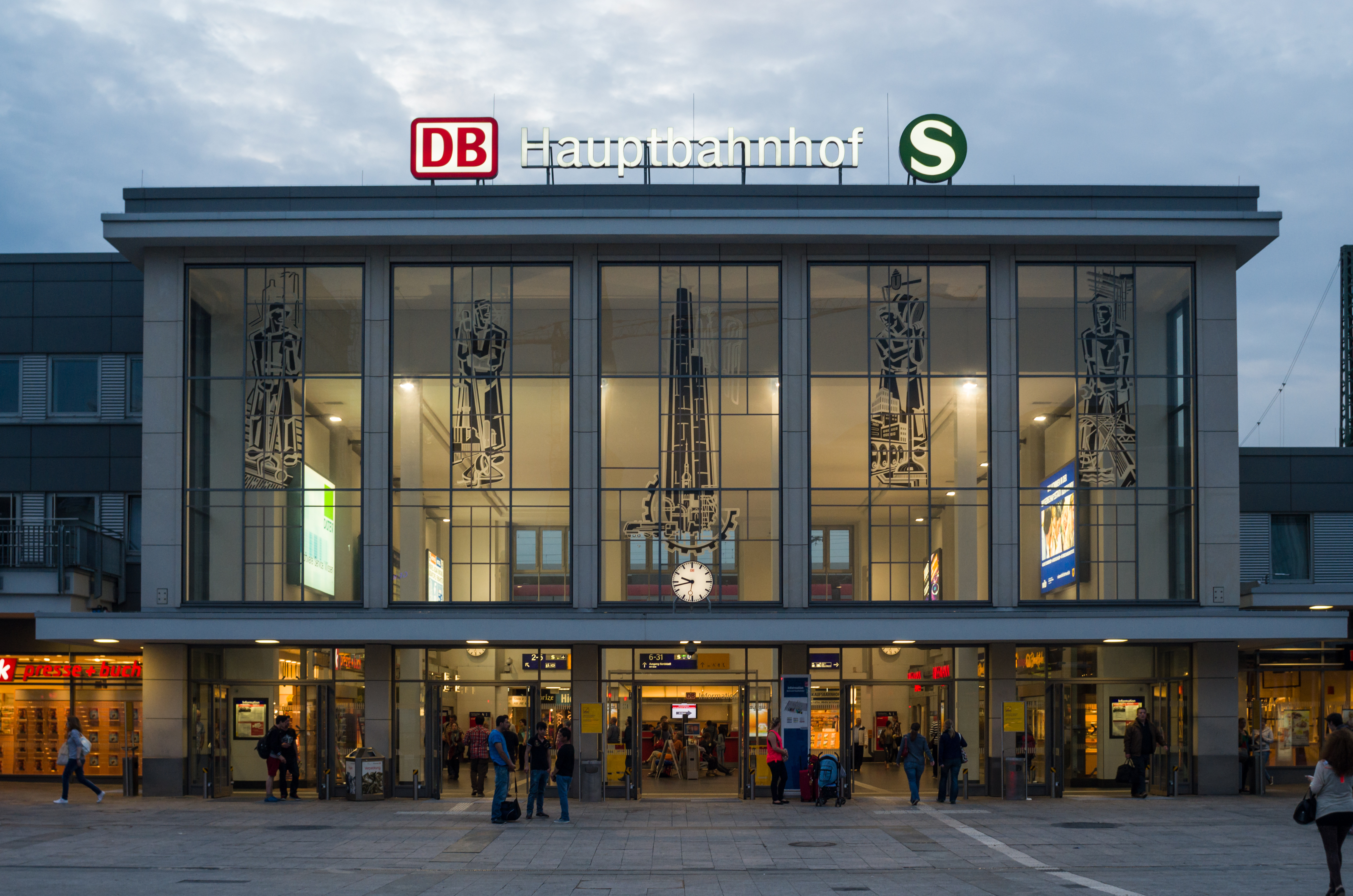 Dortmund-Hauptbahnhof-Abends-2013