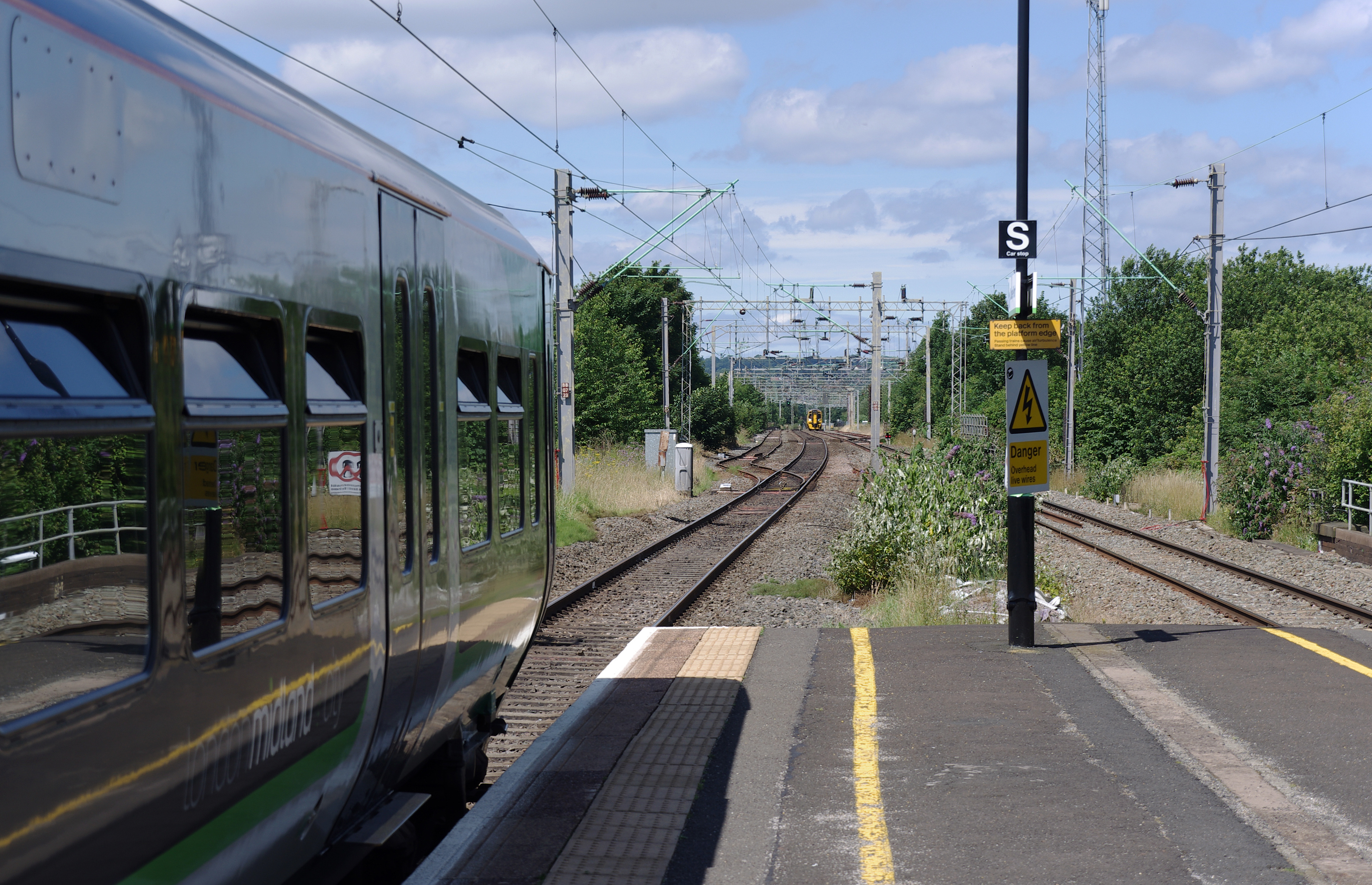 Dudley Port railway station MMB 05 323243