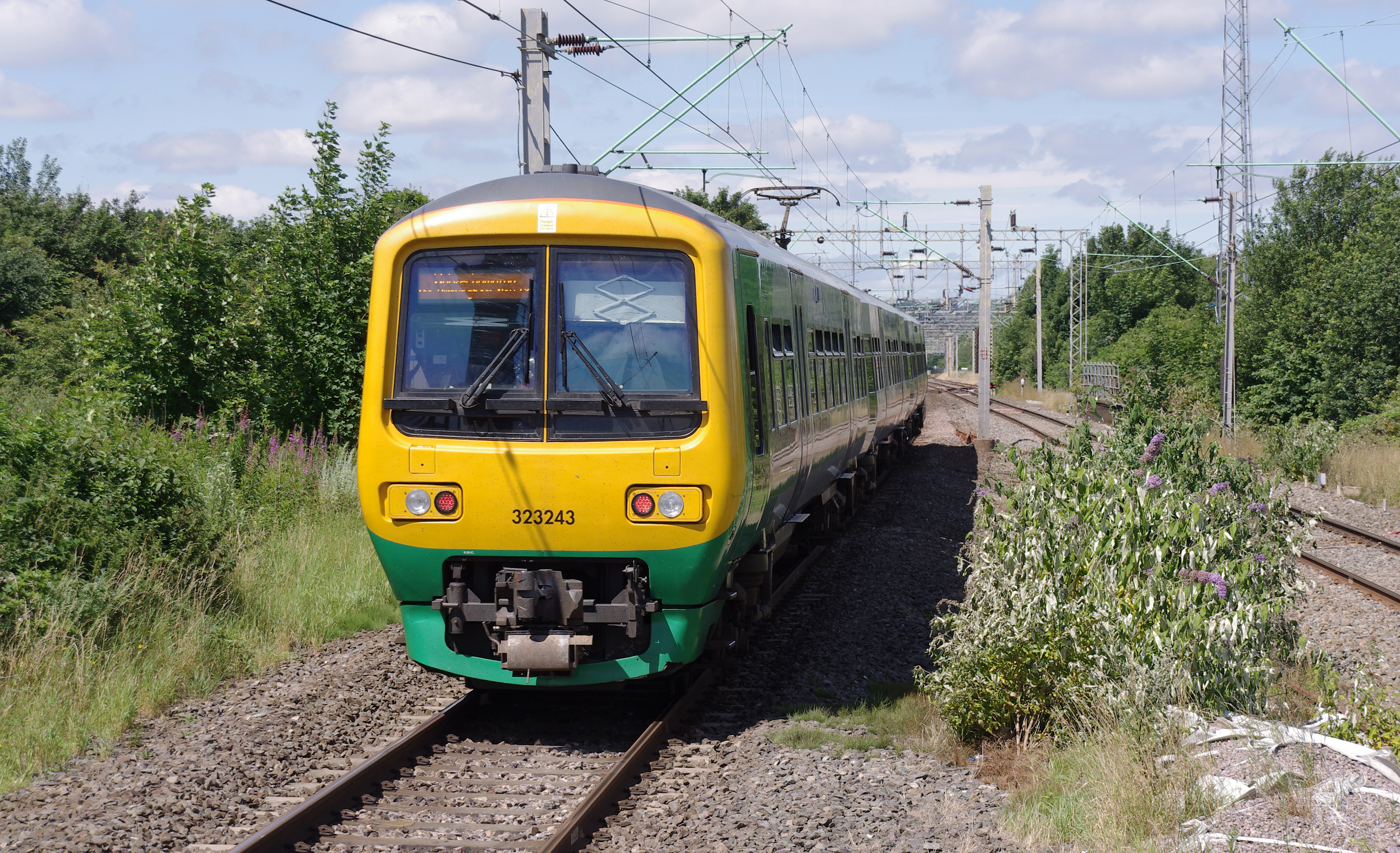 Dudley Port railway station MMB 06 323243