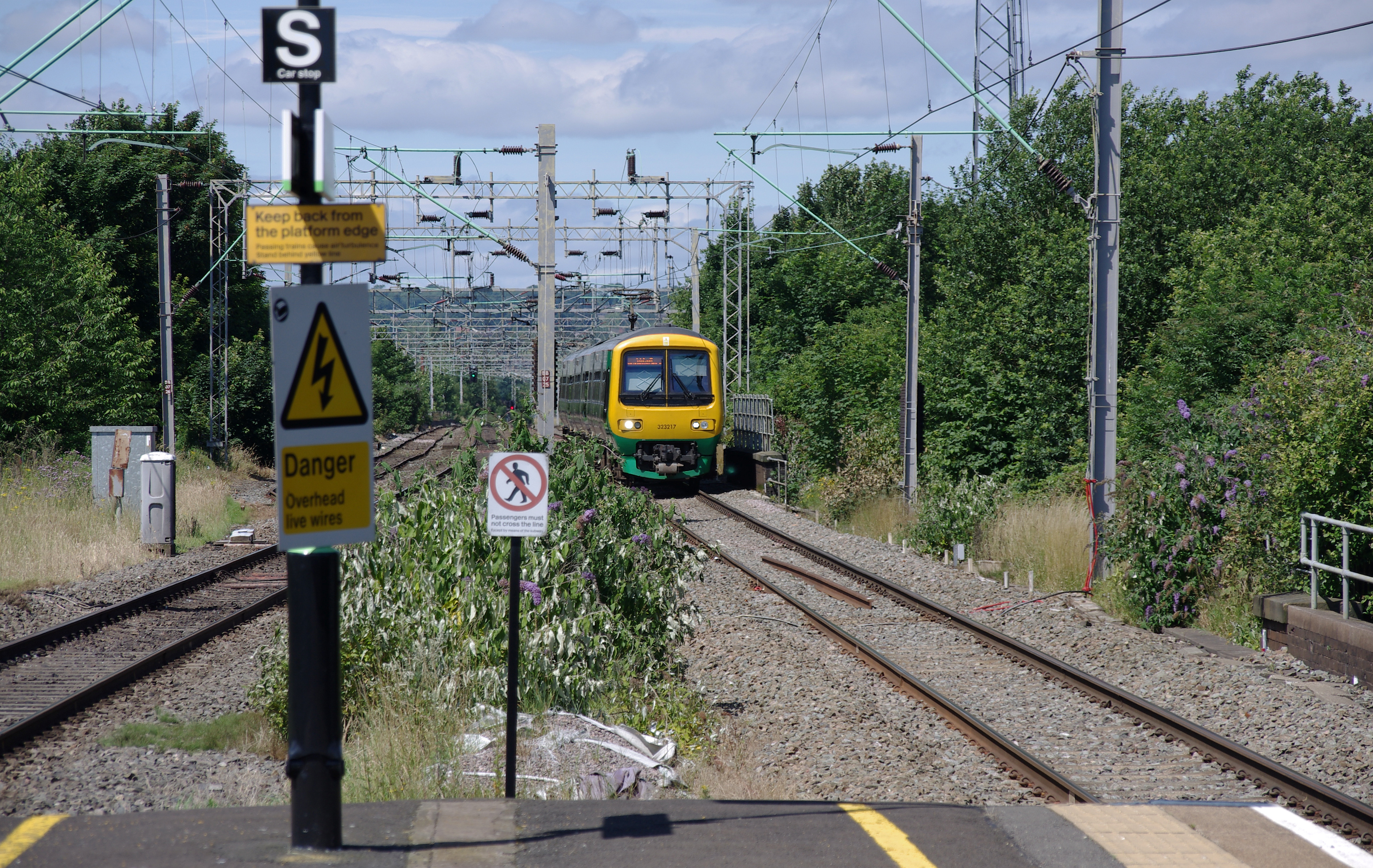 Dudley Port railway station MMB 16 323217