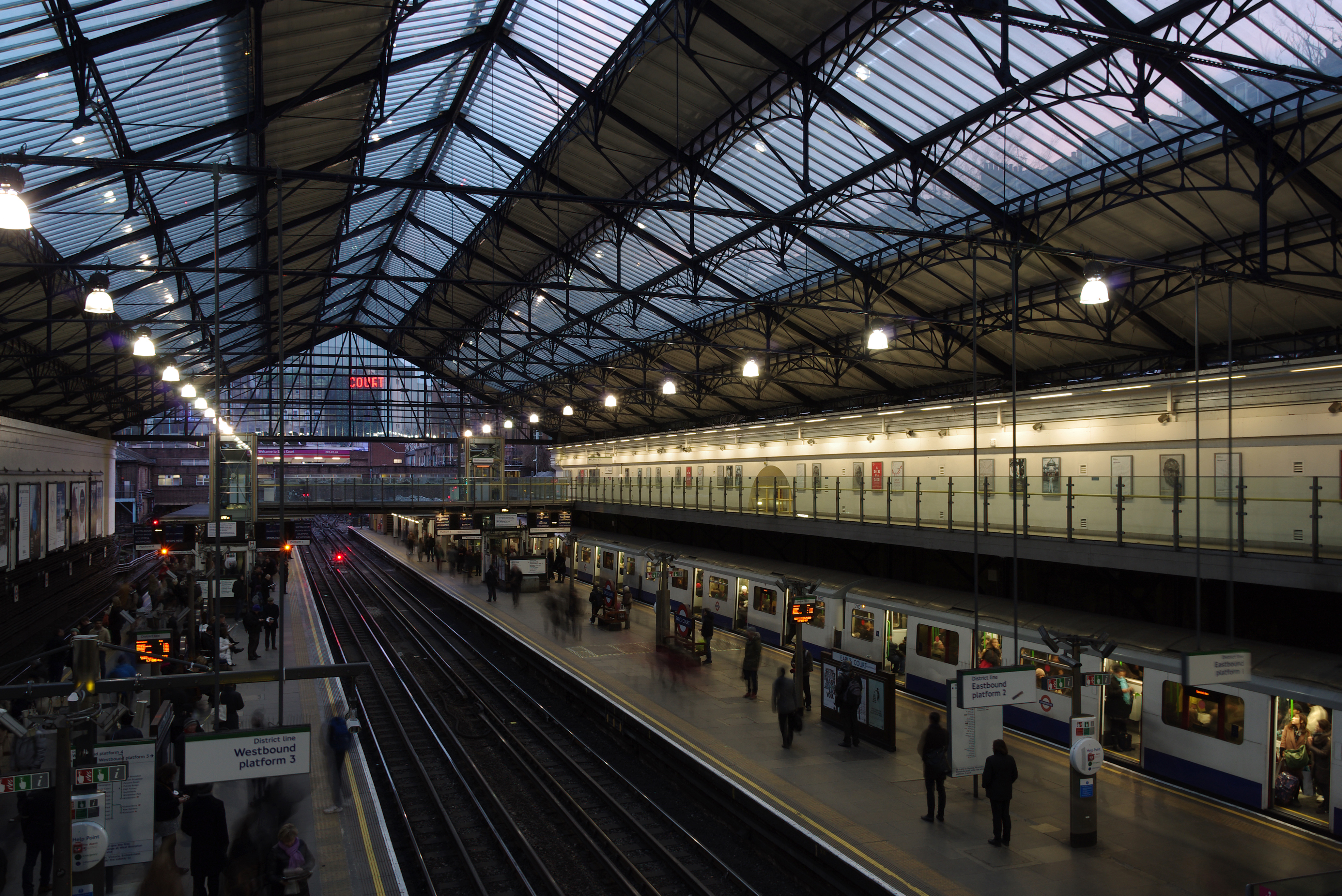 Earl's Court tube station MMB 04 D-Stock