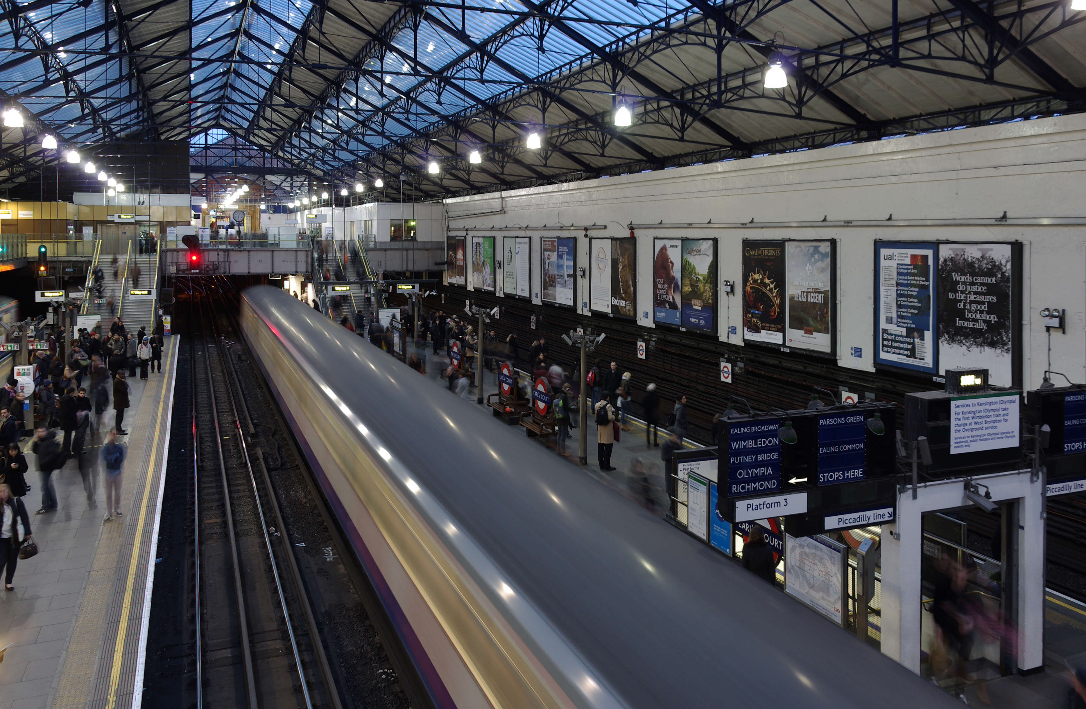 Earl's Court tube station MMB 09 D-Stock