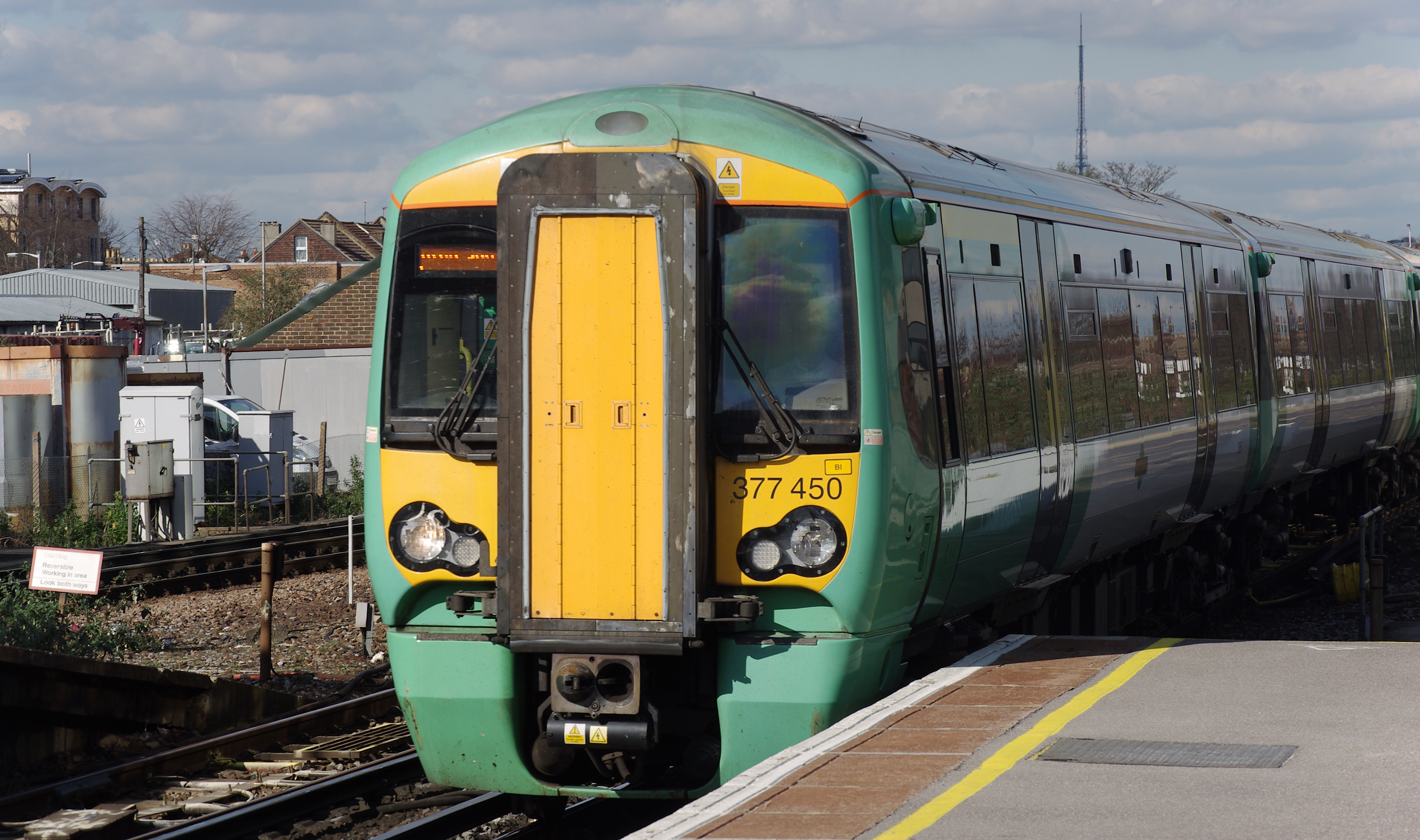East Croydon station MMB 07 377450