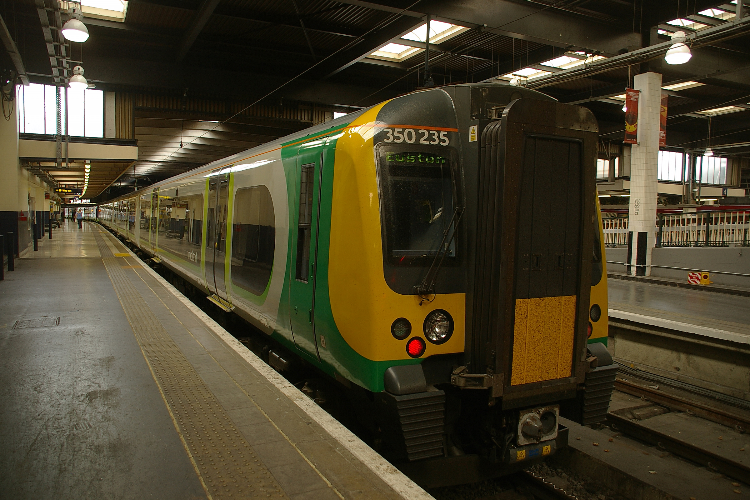 Euston station MMB 06 350235