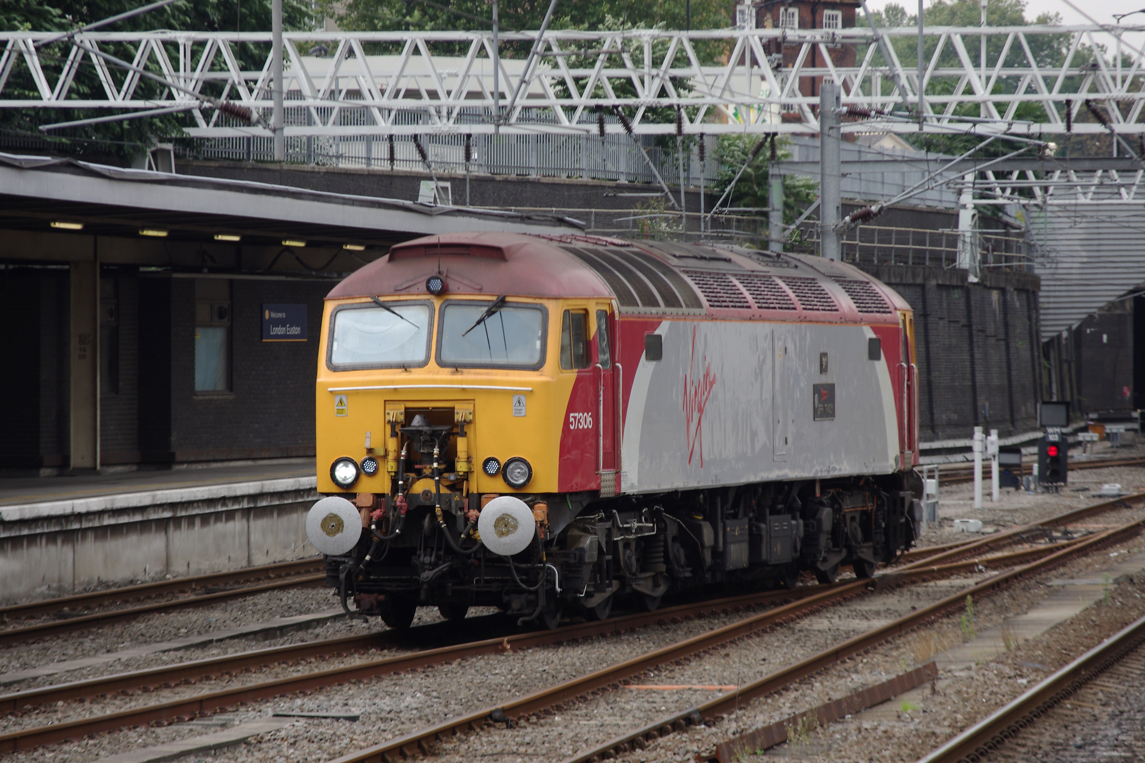 Euston station MMB 38 57306