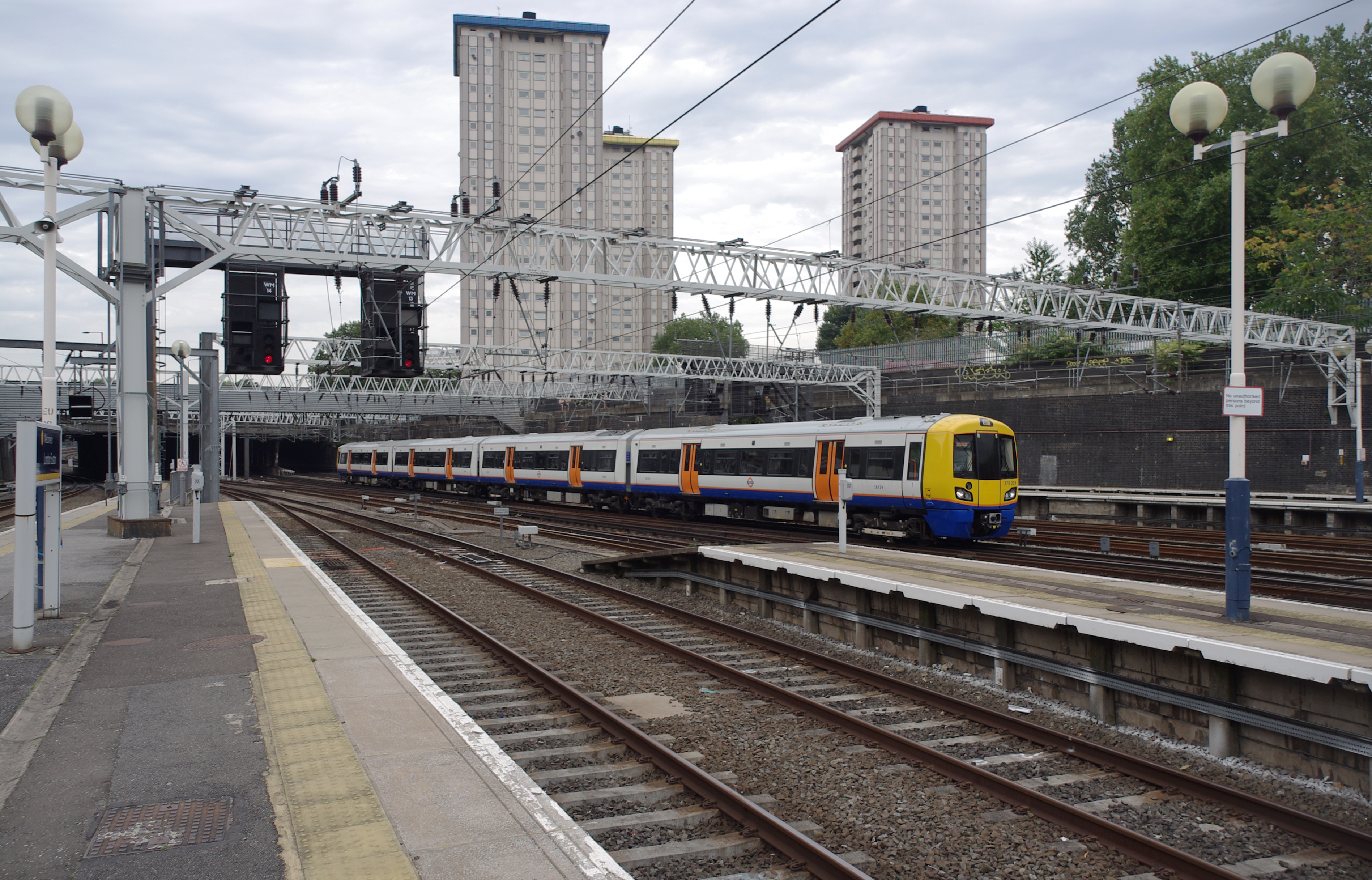 Euston station MMB 46 378229