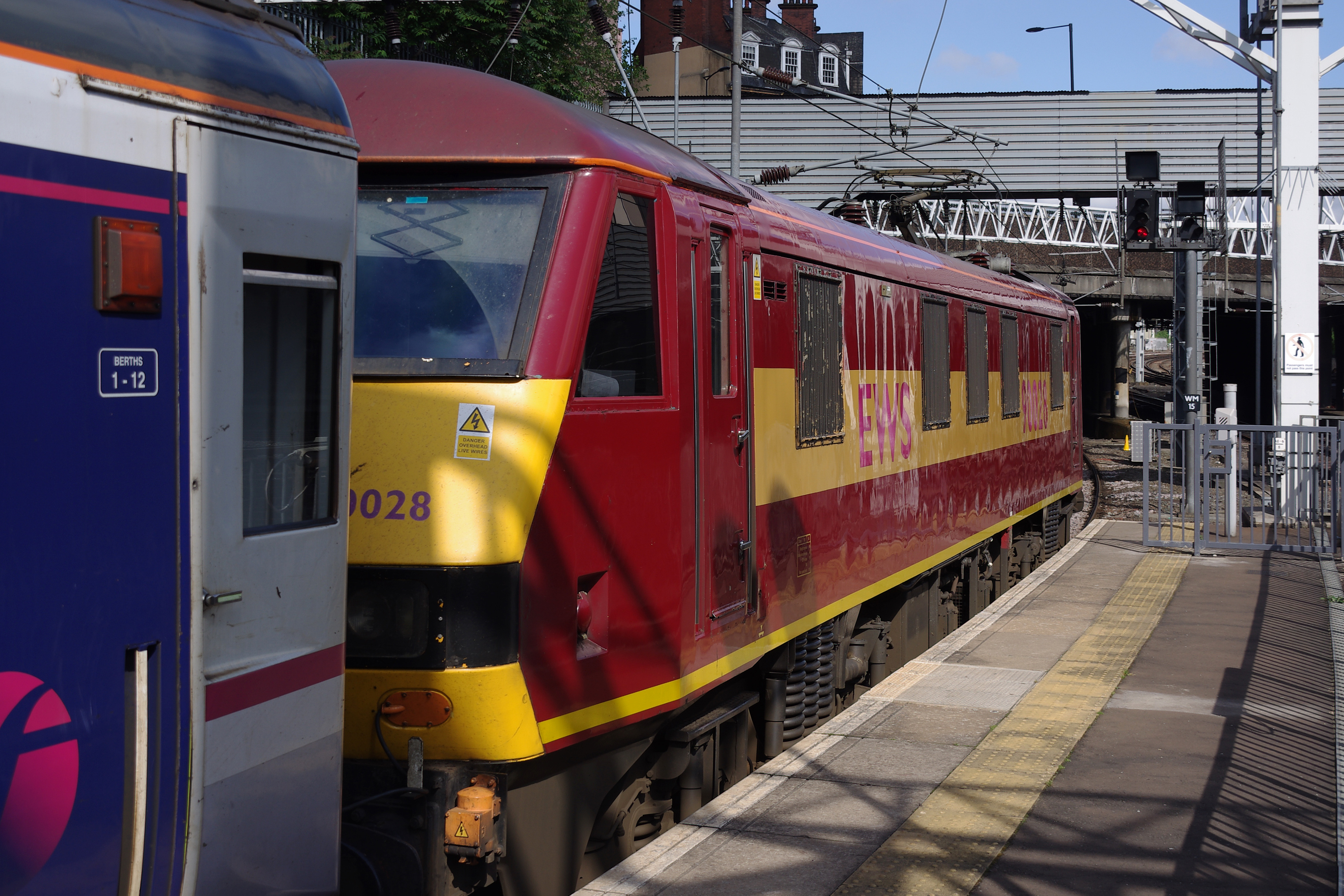 Euston station MMB 98 90028
