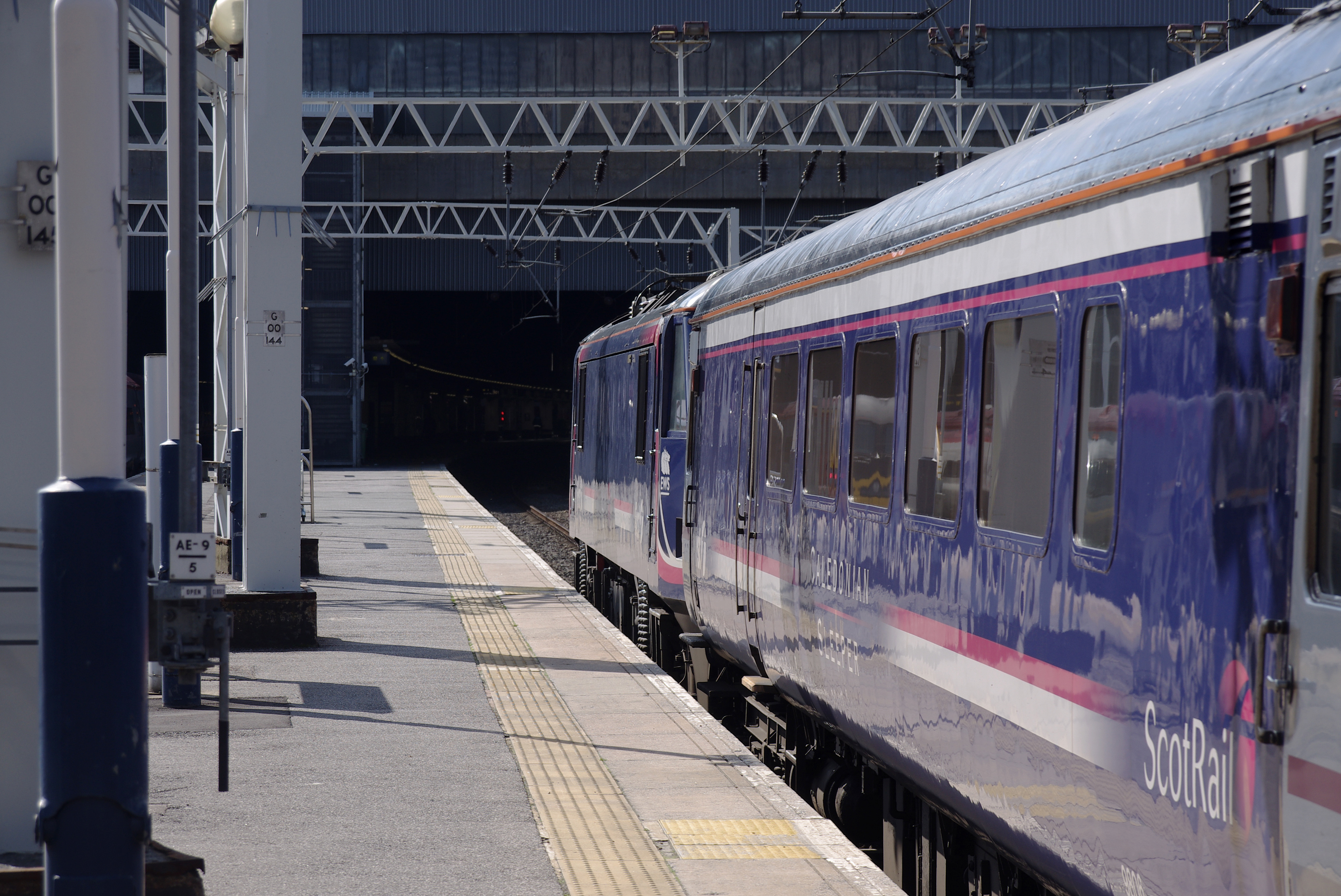 Euston station MMB 99 90019