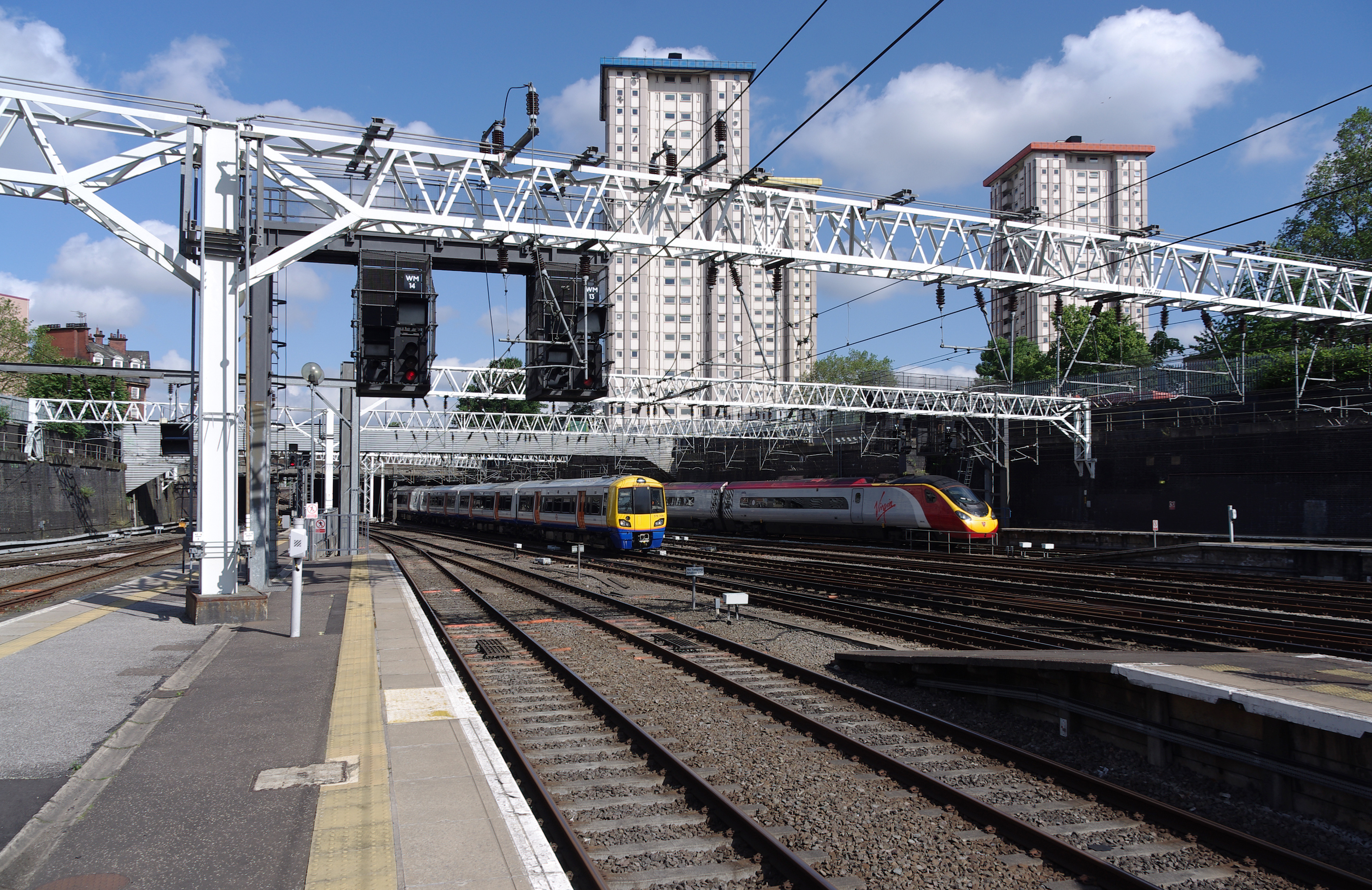 Euston station MMB A3 378206 390042