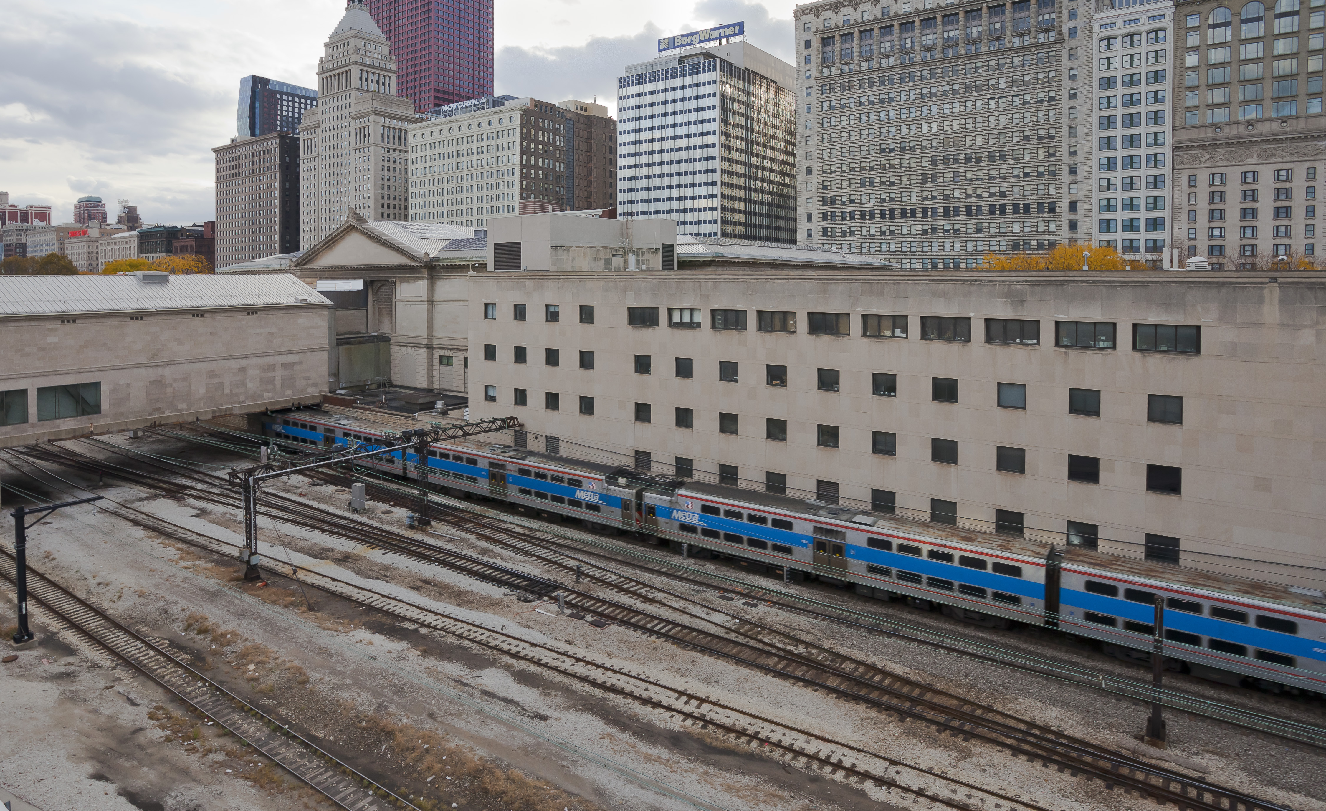 Ferrocarril junto a E Monroe St, Chicago, Illinois, Estados Unidos, 2012-10-20, DD 01