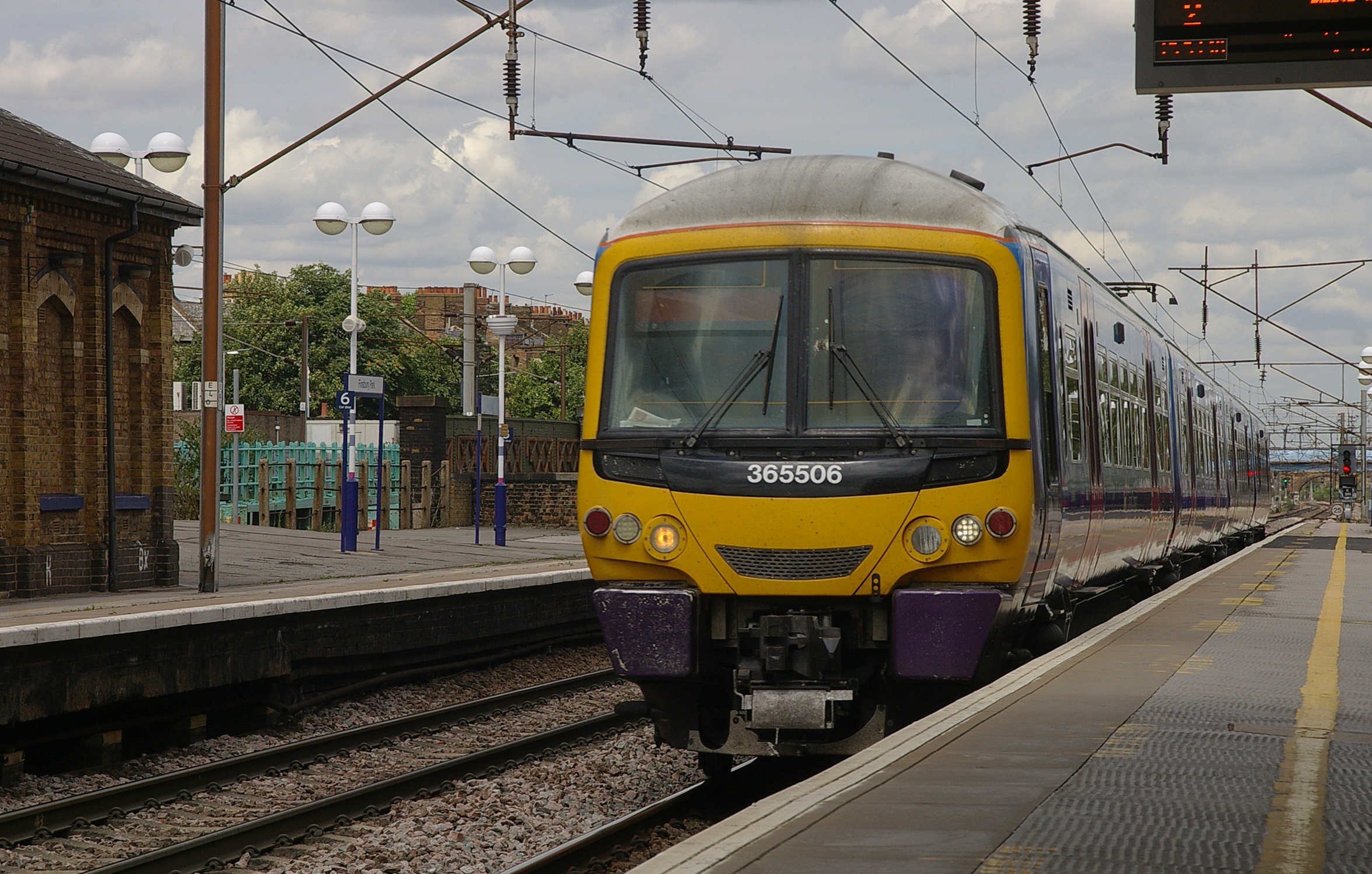 Finsbury Park station MMB 05 365506