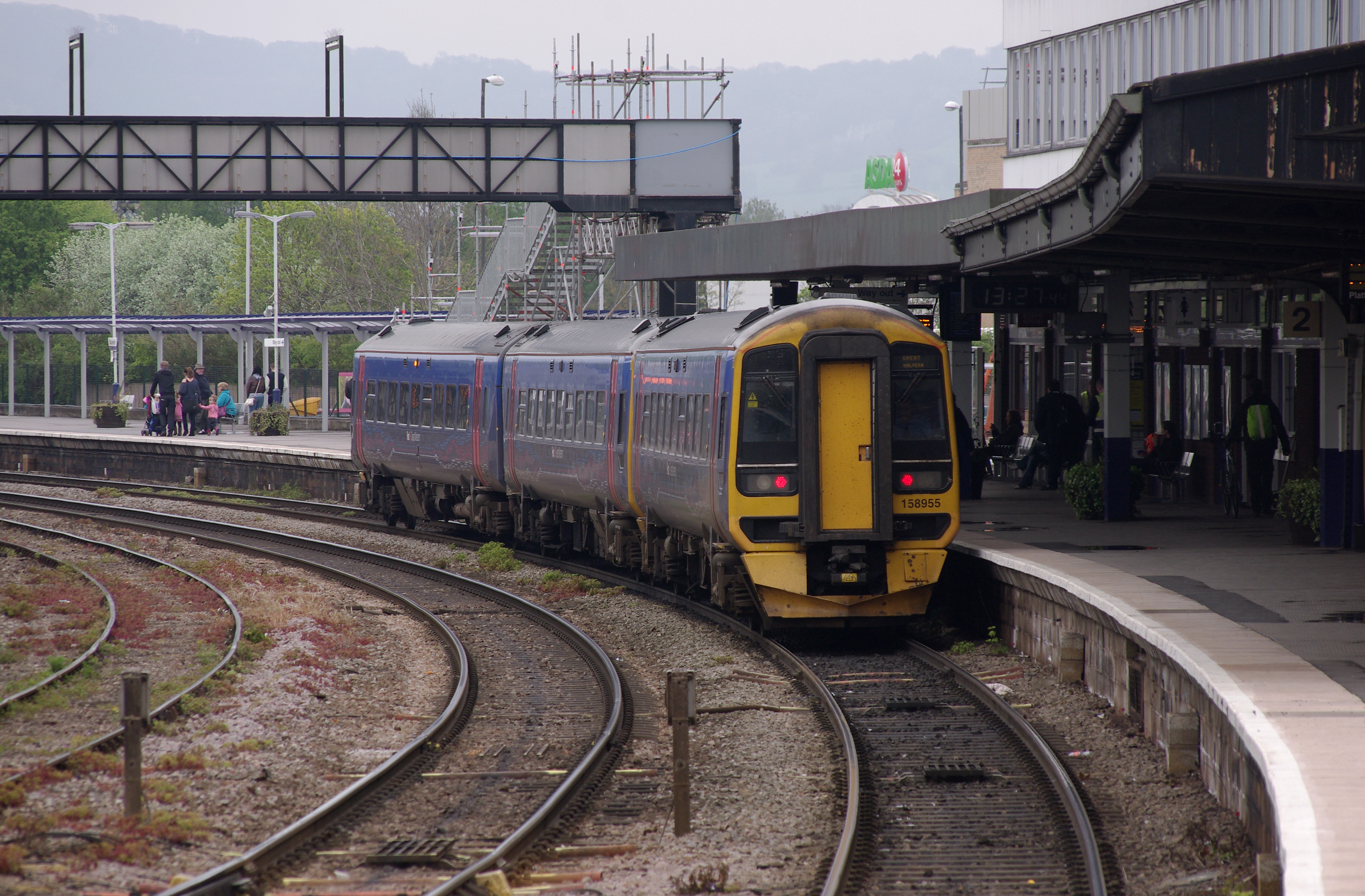 Gloucester railway station MMB 45 158955