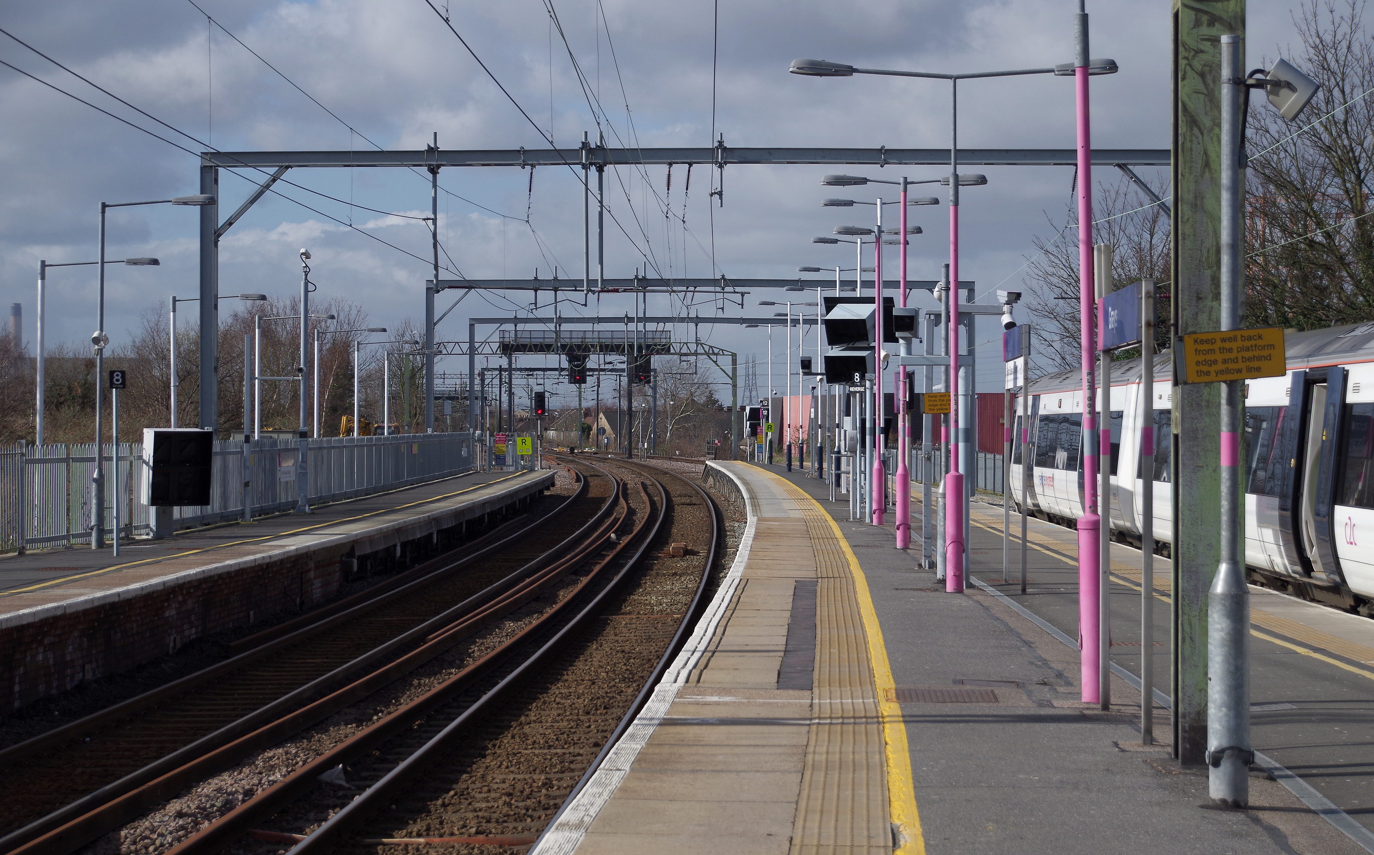 Grays railway station MMB 01 357045