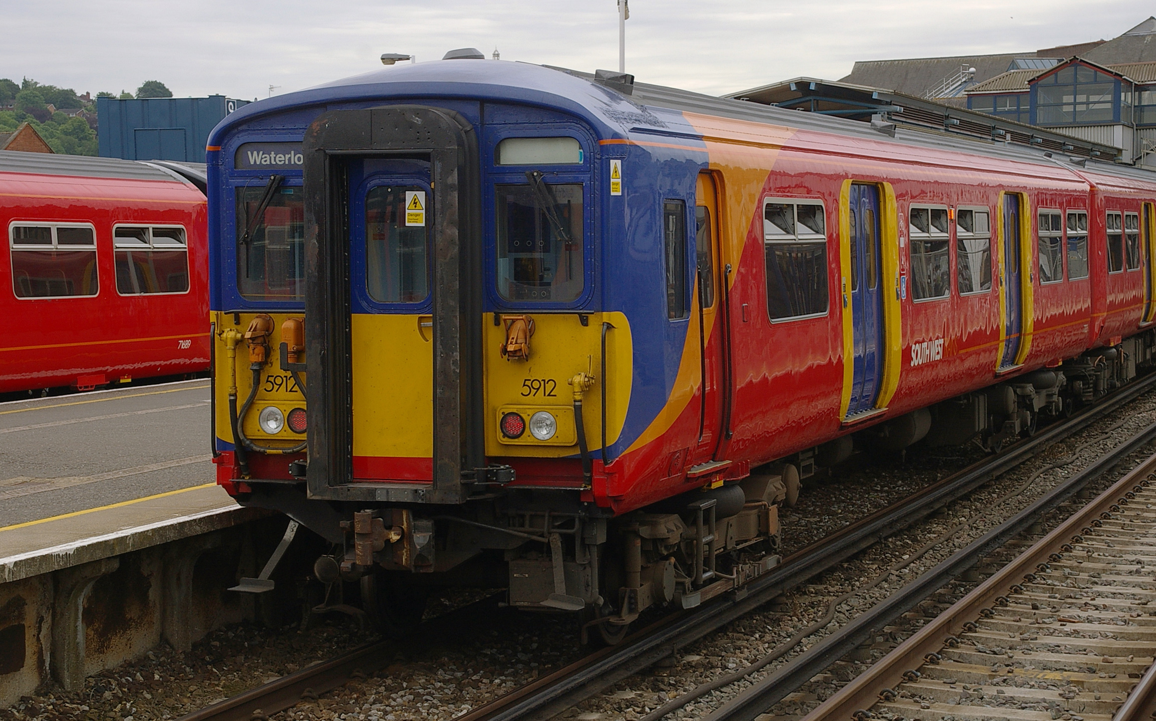 Guildford railway station MMB 04 455912