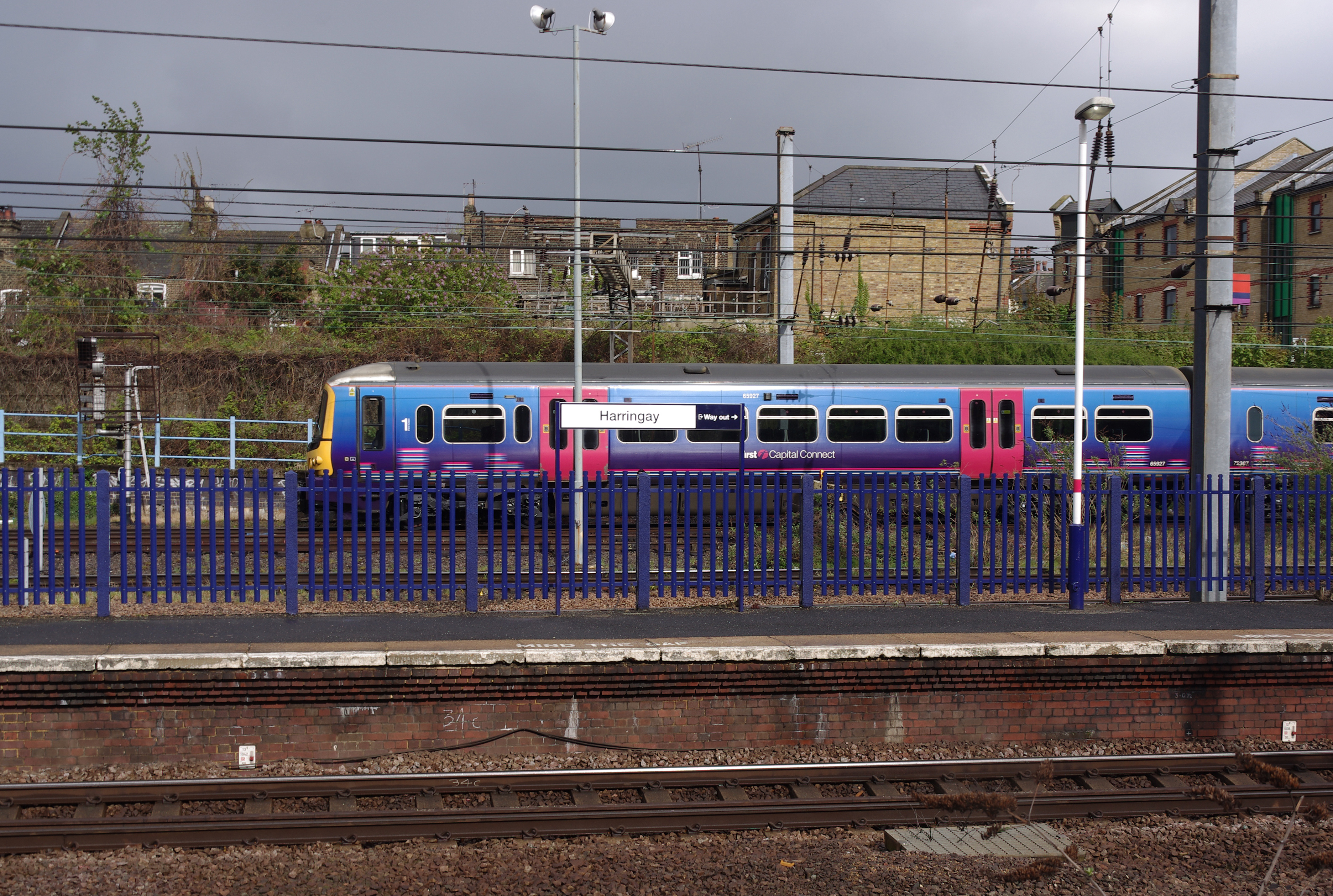 Harringay railway station MMB 09 365534
