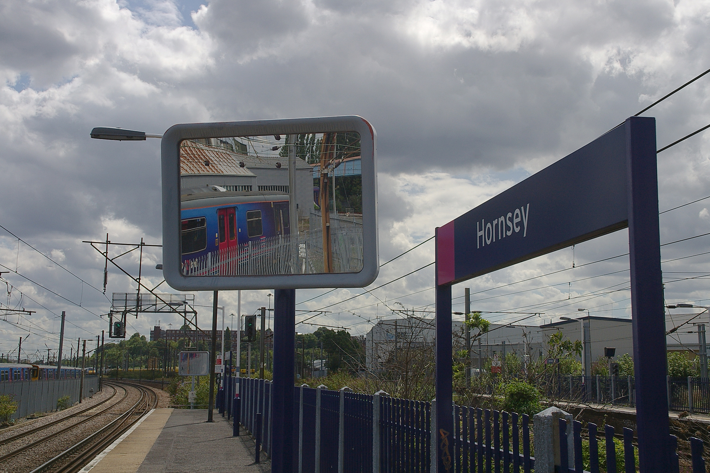 Hornsey railway station MMB 13 313064
