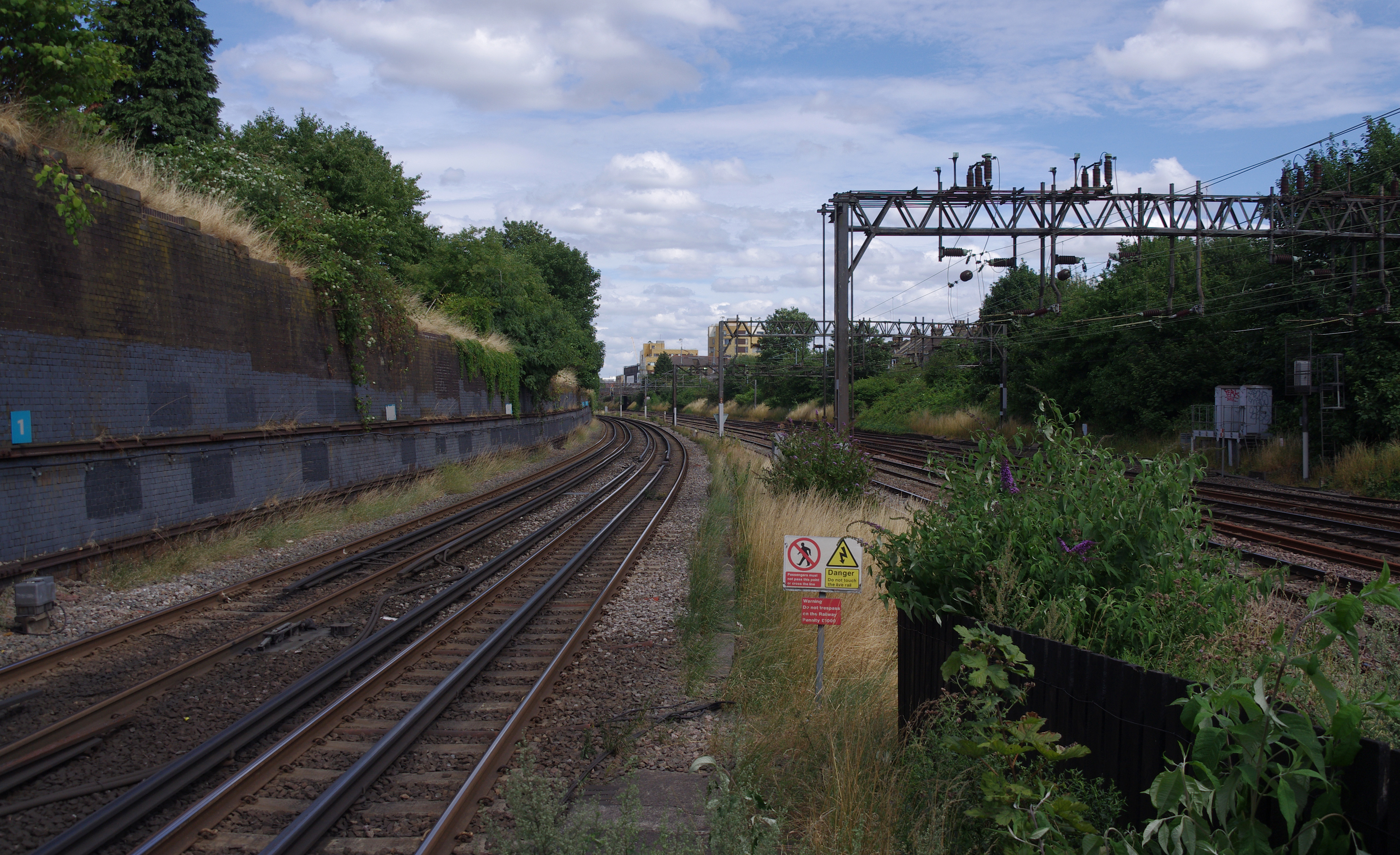 Kensal Green station MMB 06