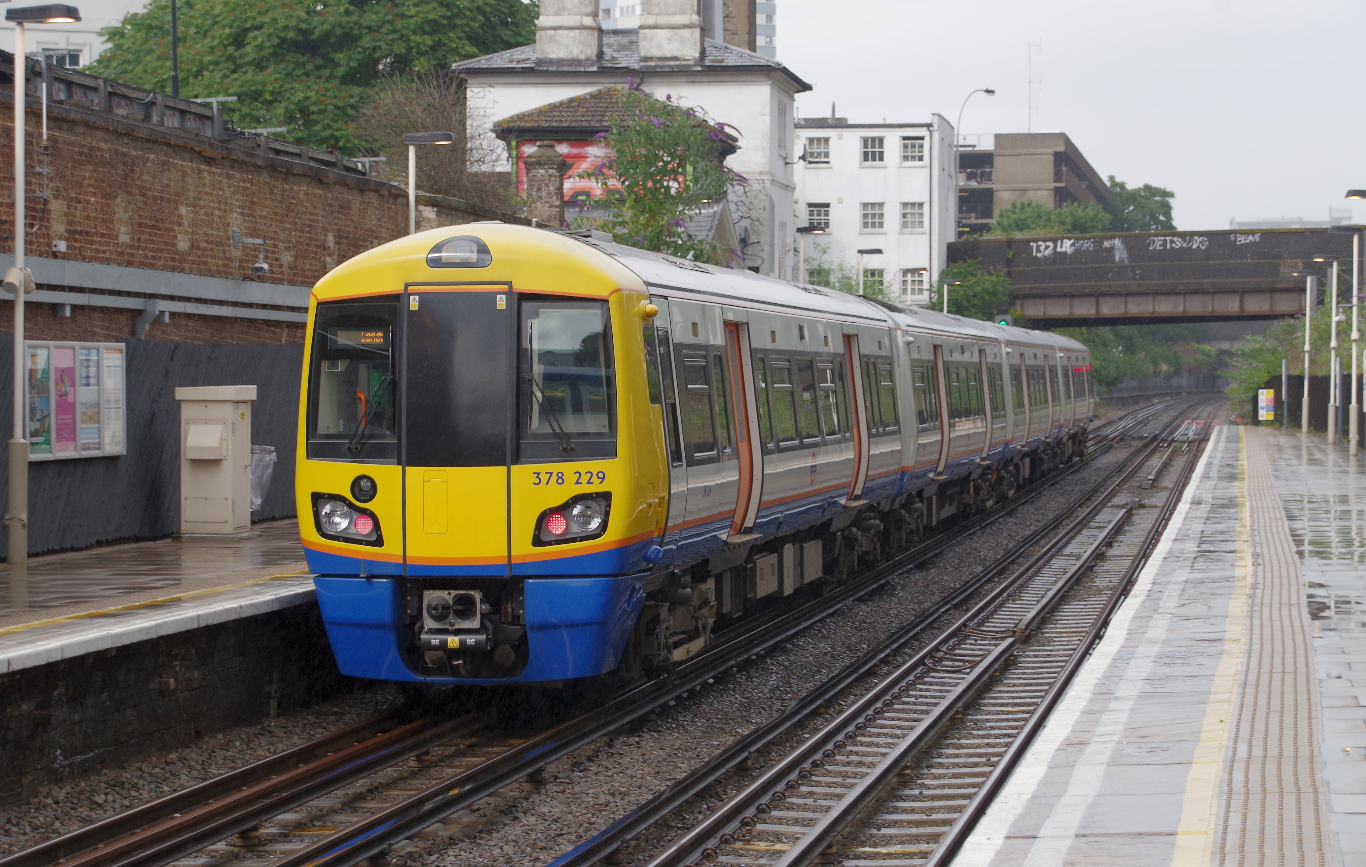 Kilburn High Road railway station MMB 06 378229