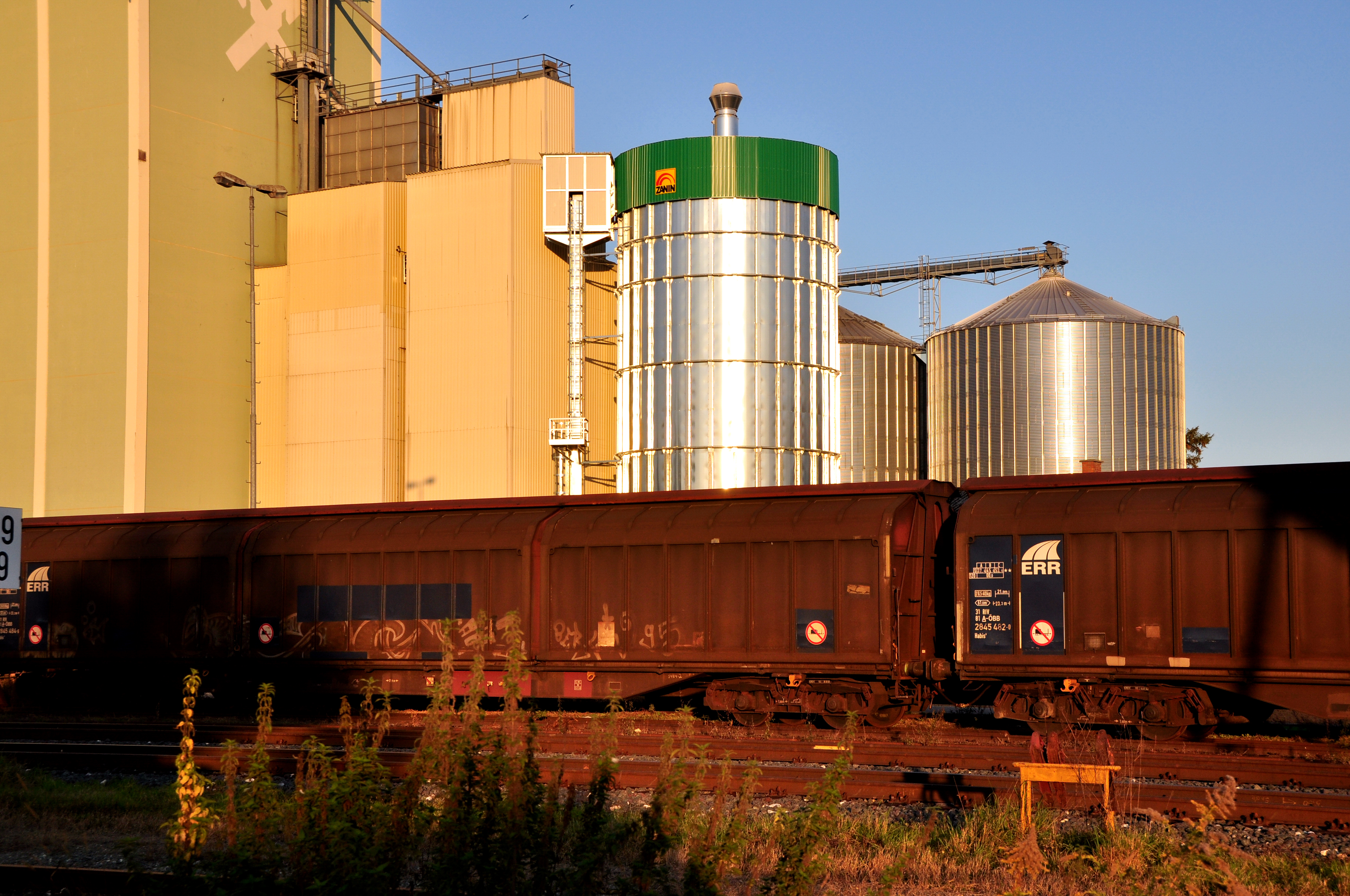 Klagenfurt Suedring Lagerhaus Getreidespeicher und Gueterzug 10102010 88