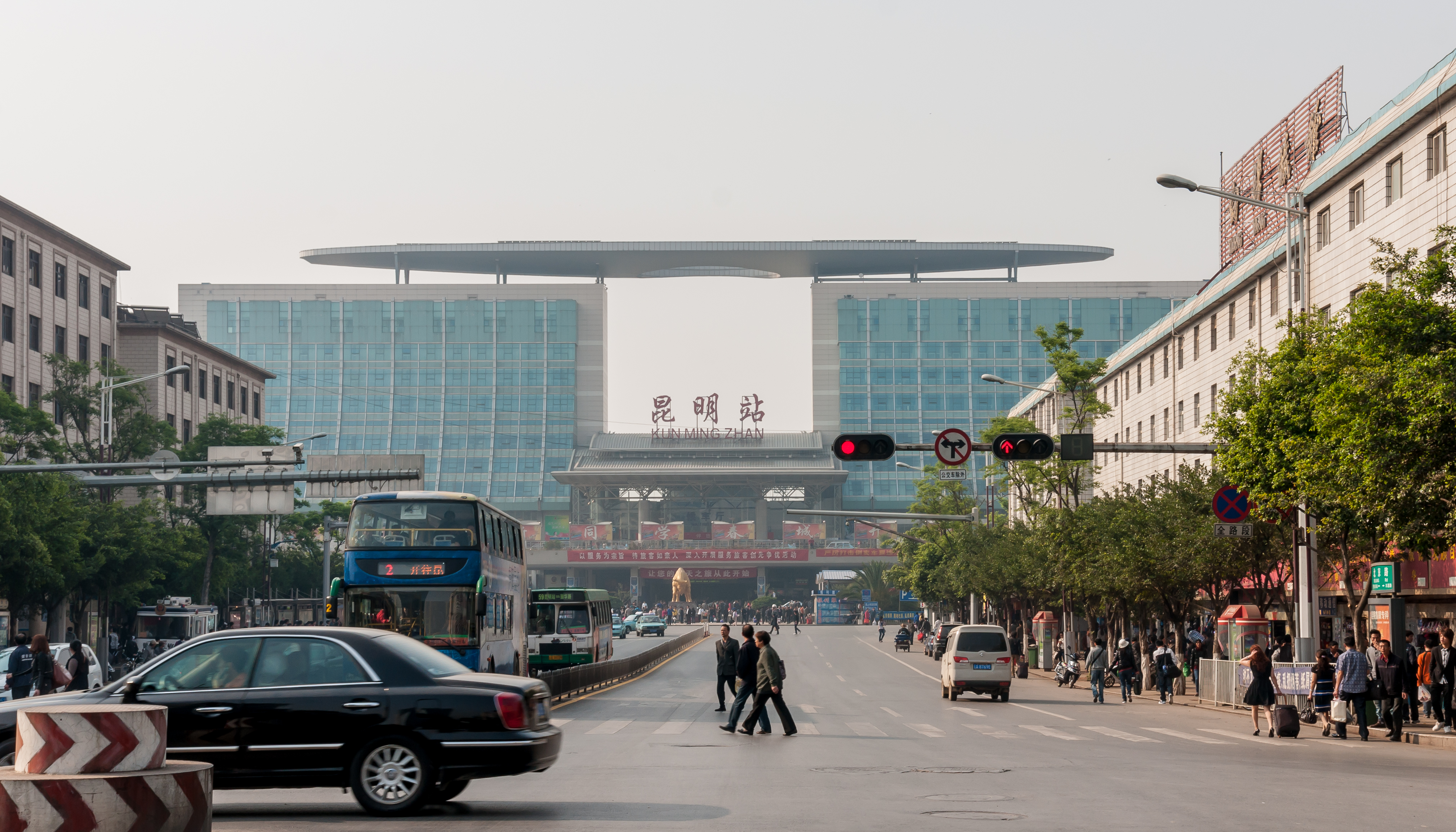Kunming Yunnan Intersection-in-front-of the-railway-station-01