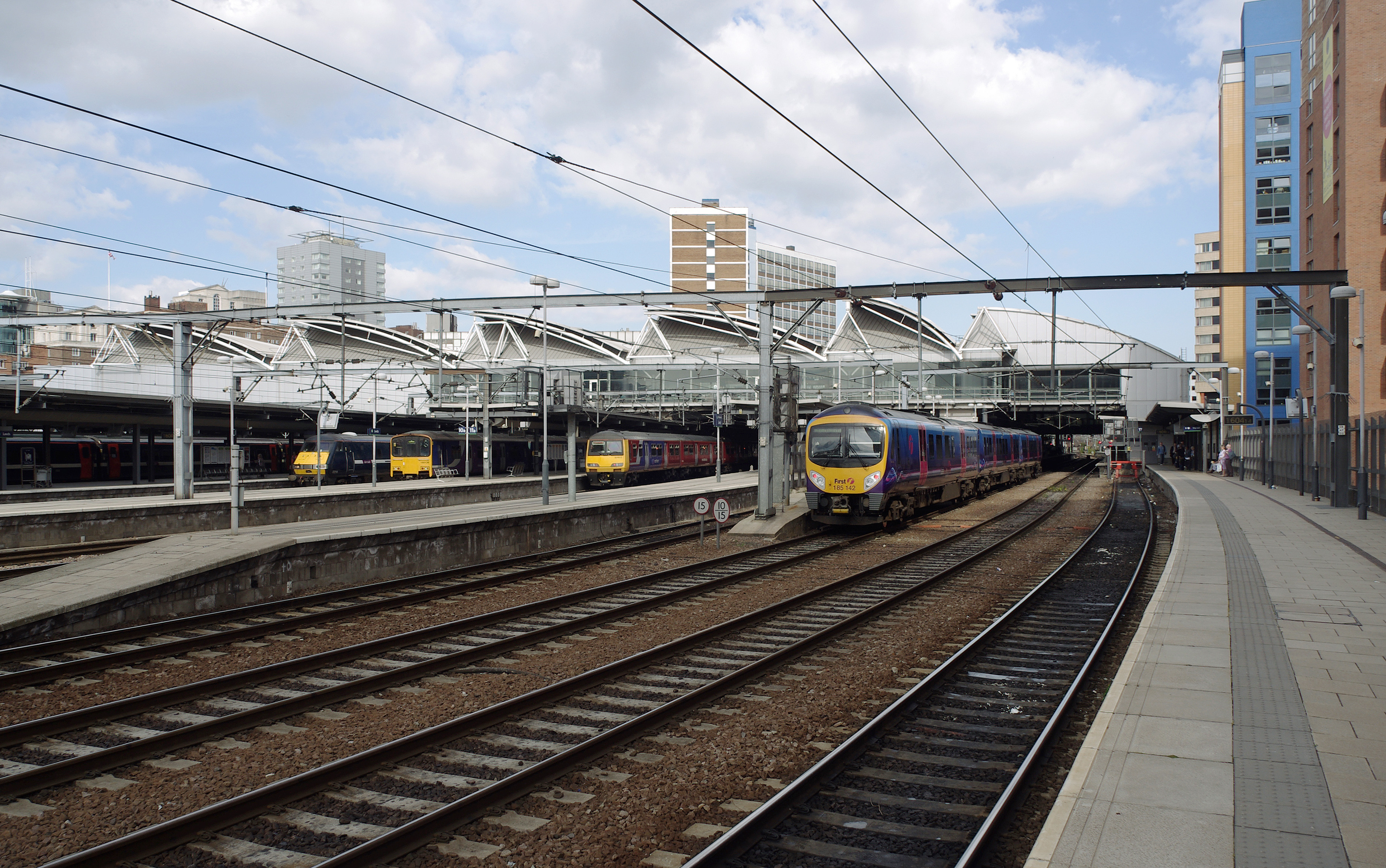 Leeds railway station MMB 20 150136 321902 185142