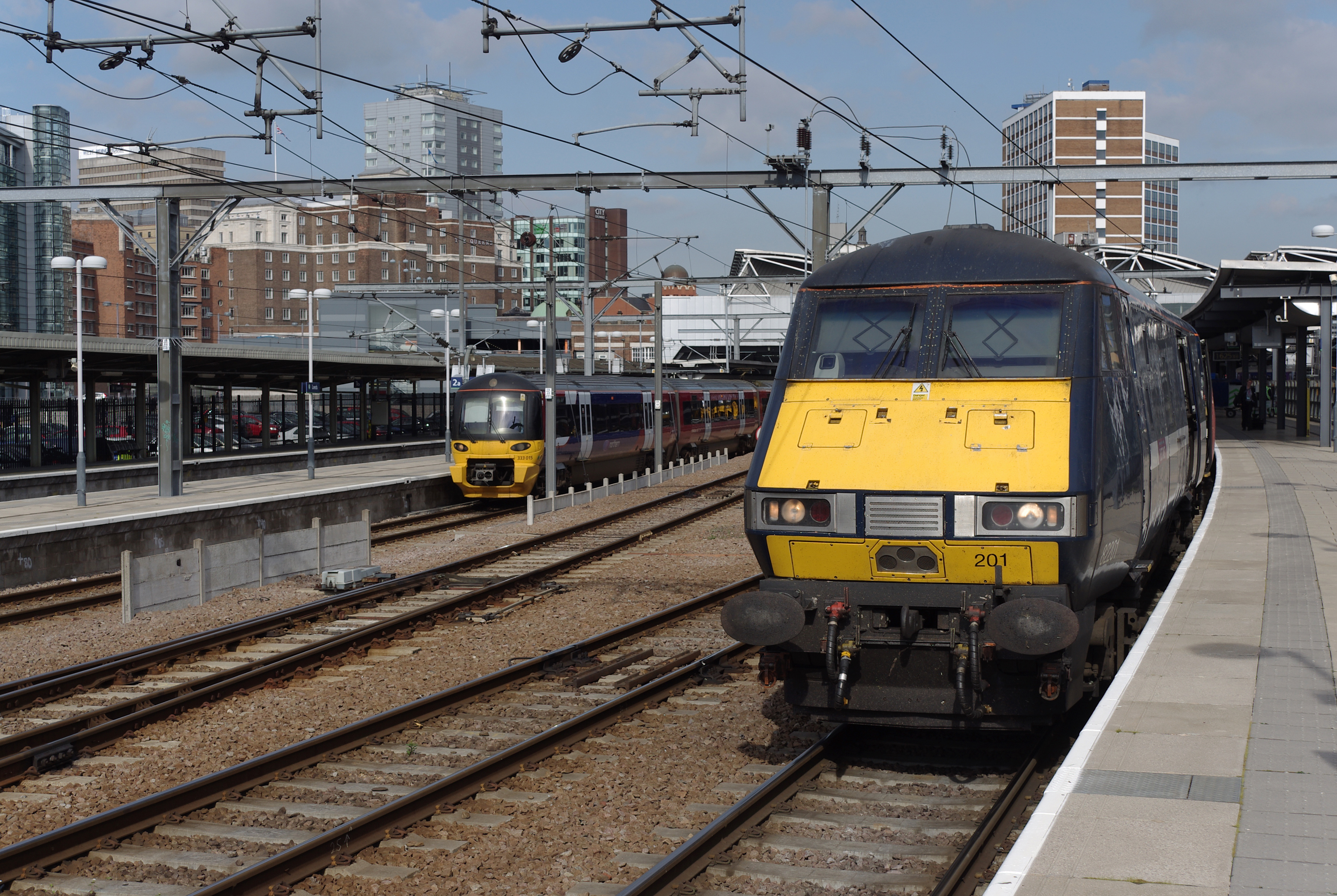 Leeds railway station MMB 28 333015