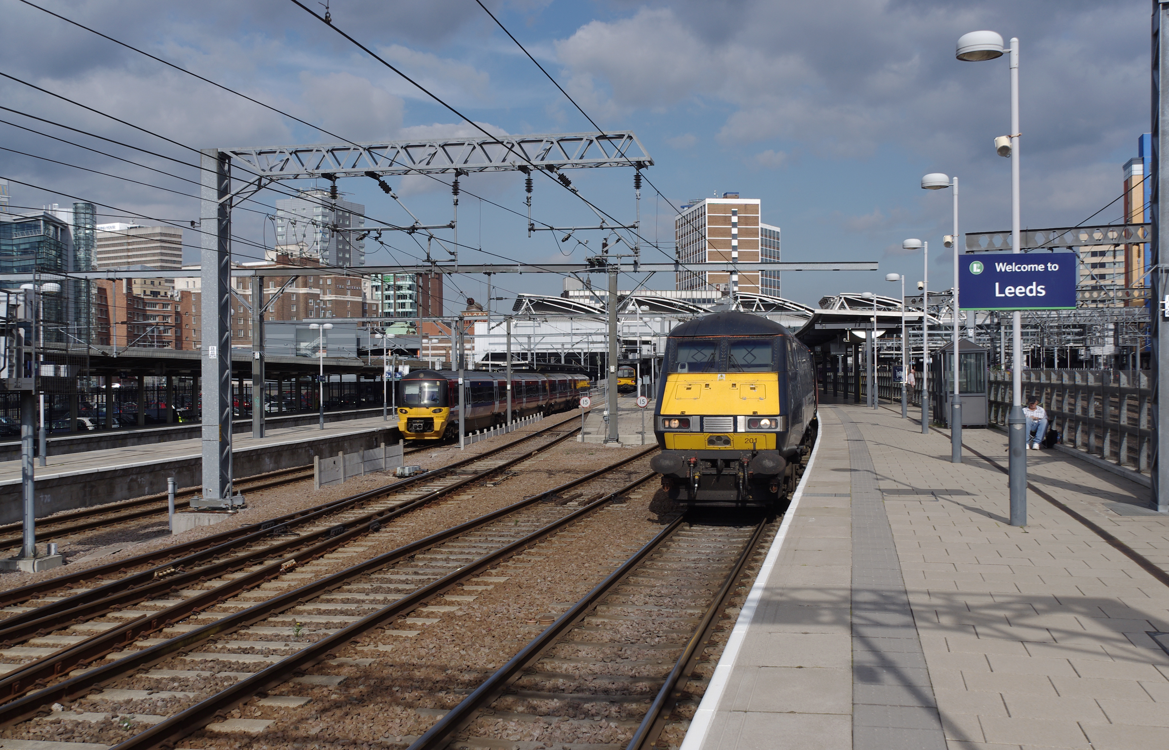 Leeds railway station MMB 30 333015