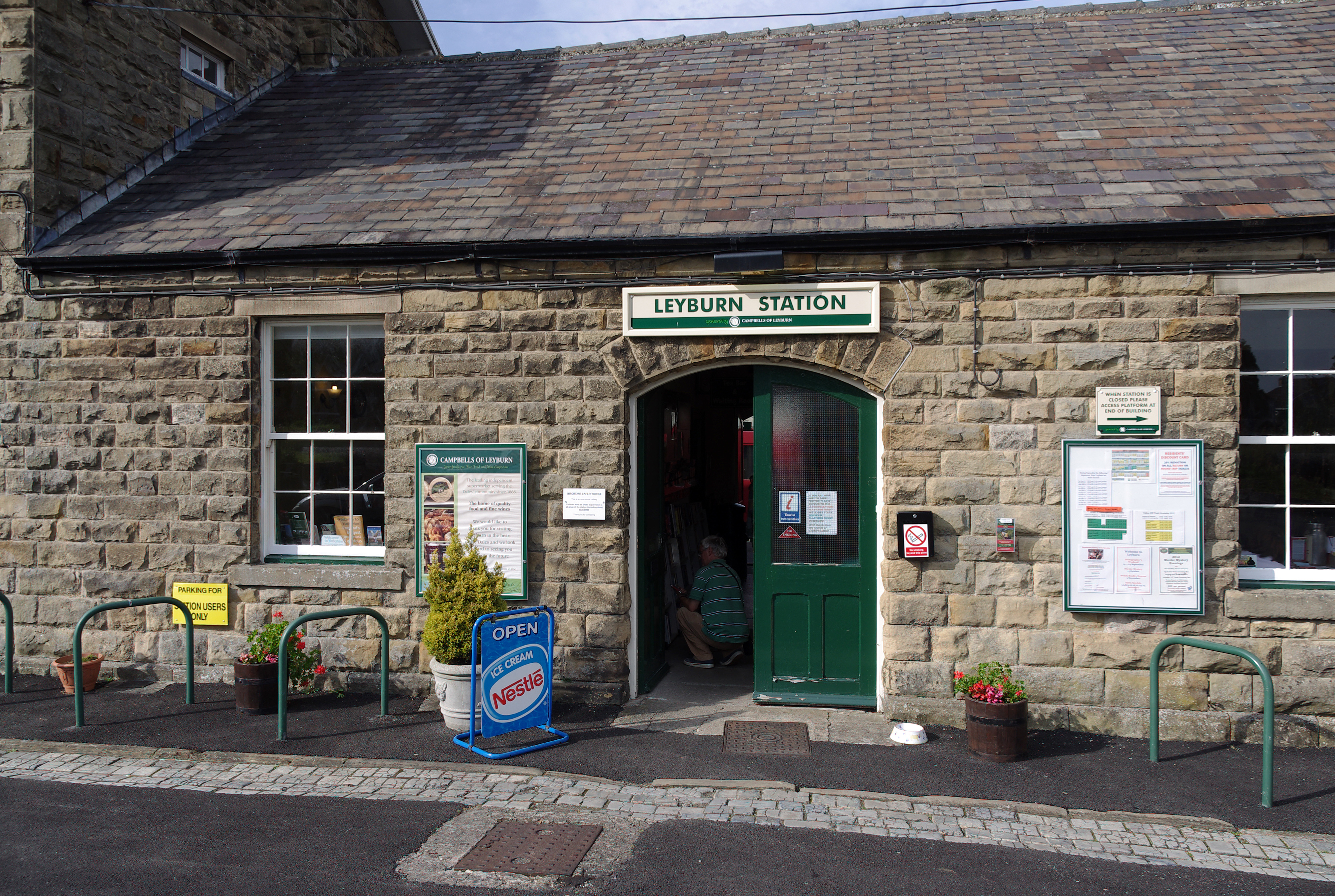 Leyburn railway station MMB 08
