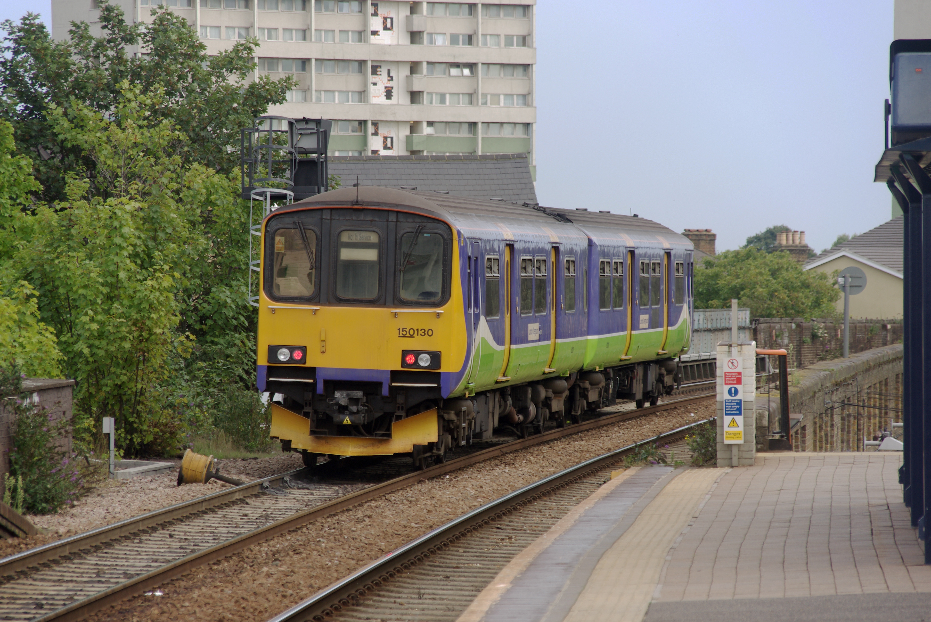 Leytonstone High Road railway station MMB 04 150130