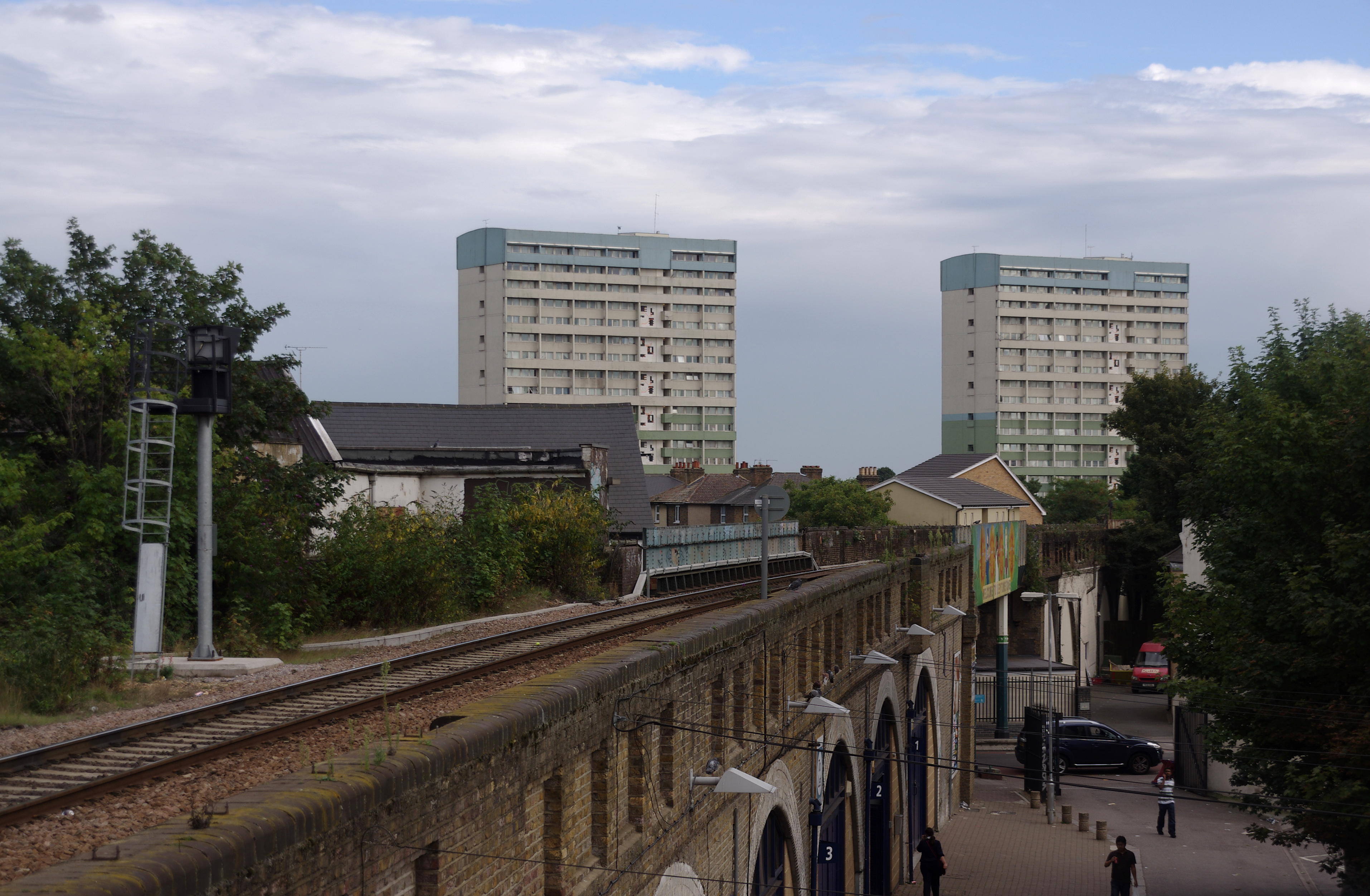 Leytonstone High Road railway station MMB 08
