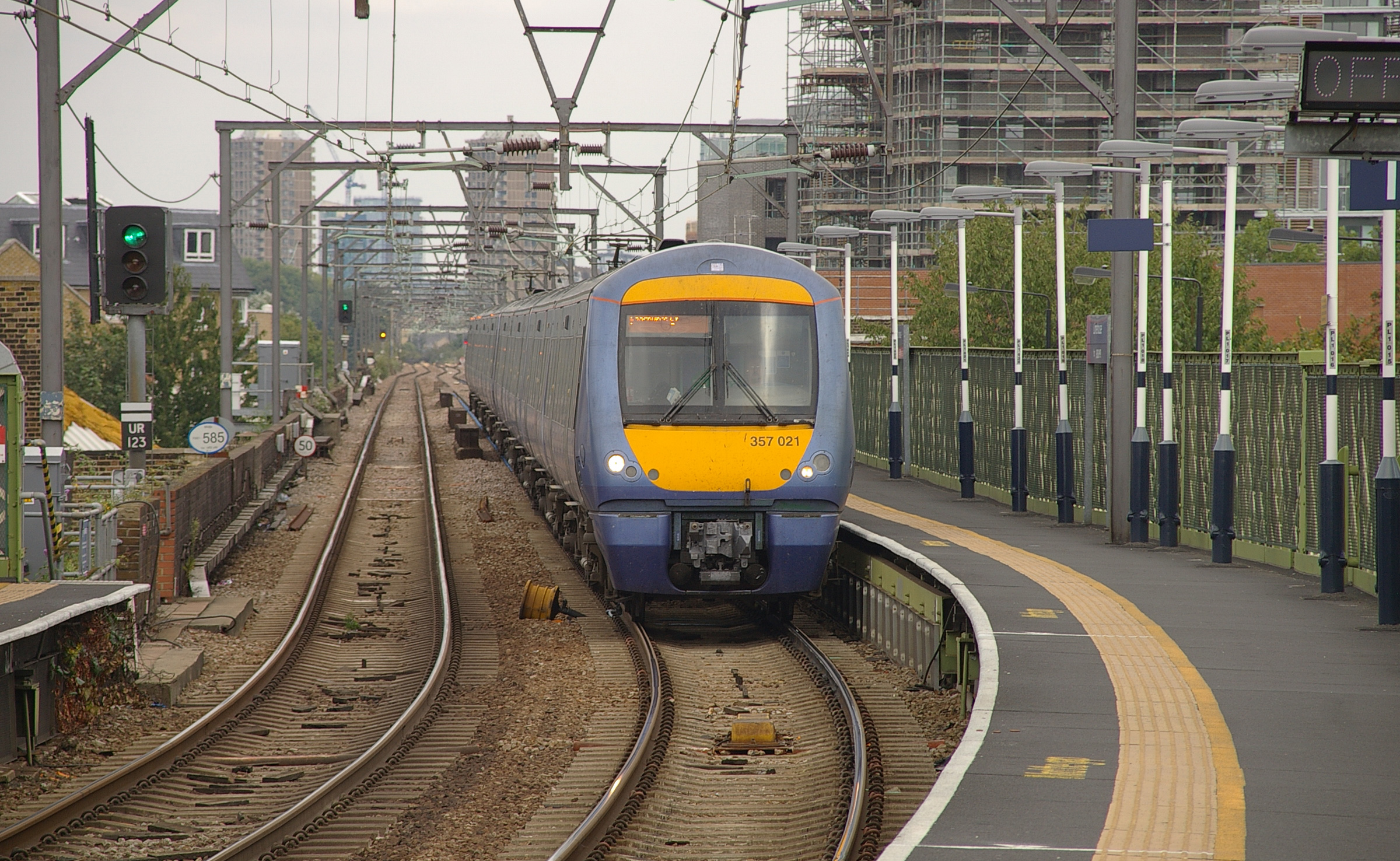 Limehouse station MMB 05 357021 357006