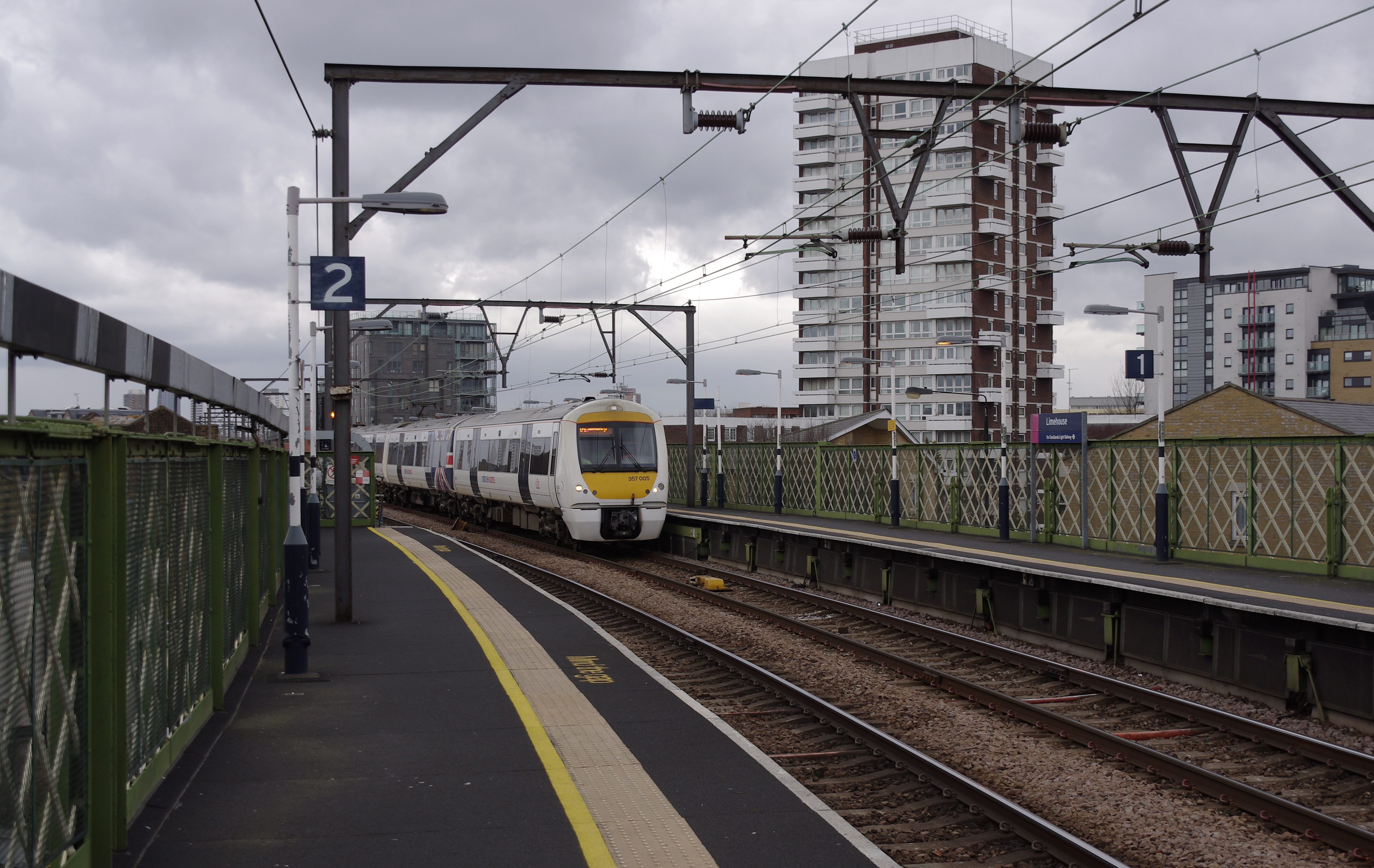 Limehouse station MMB 08 357005