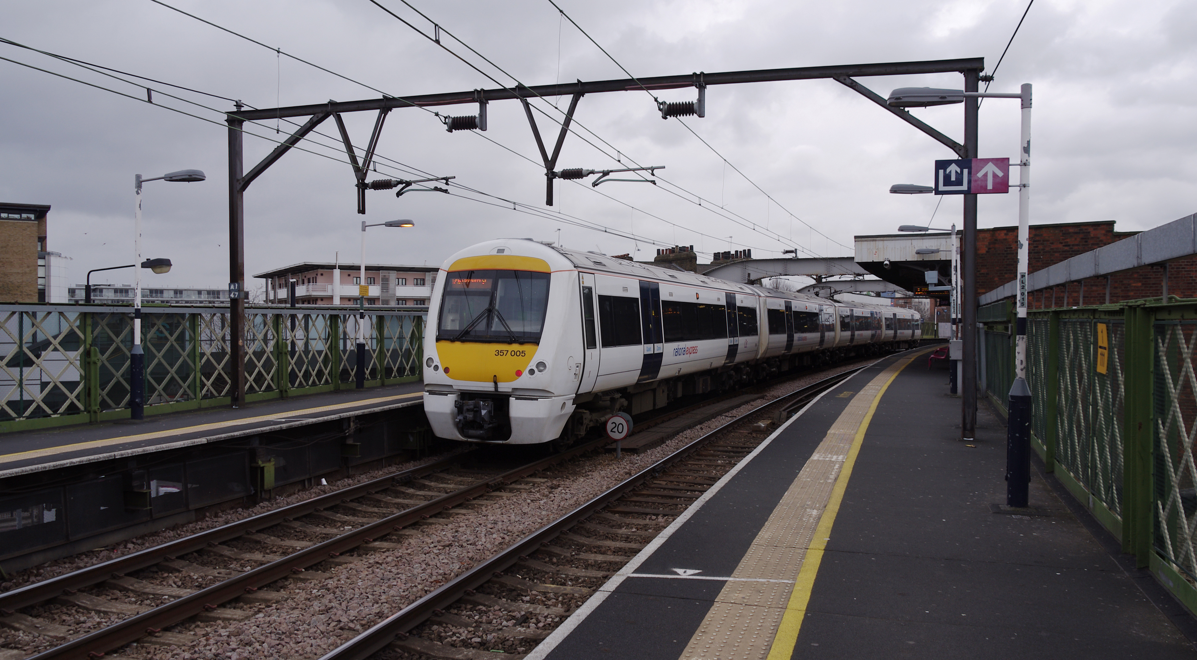 Limehouse station MMB 09 357005