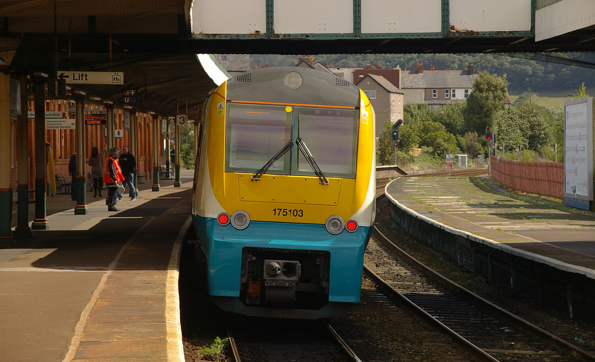 Llandudno Junction railway station MMB 04 175103