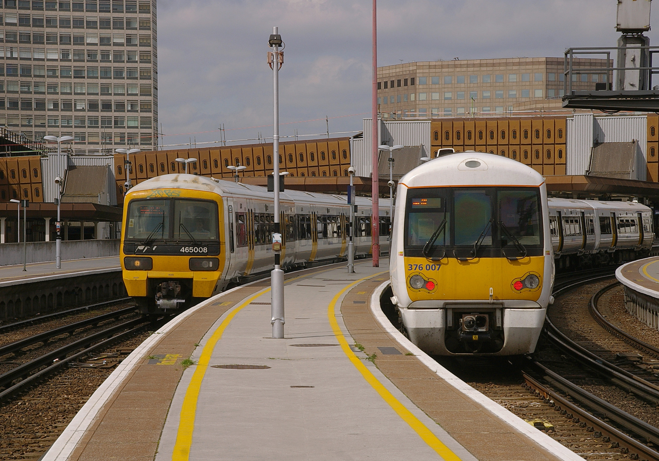 London Bridge station MMB 09 465008 376007
