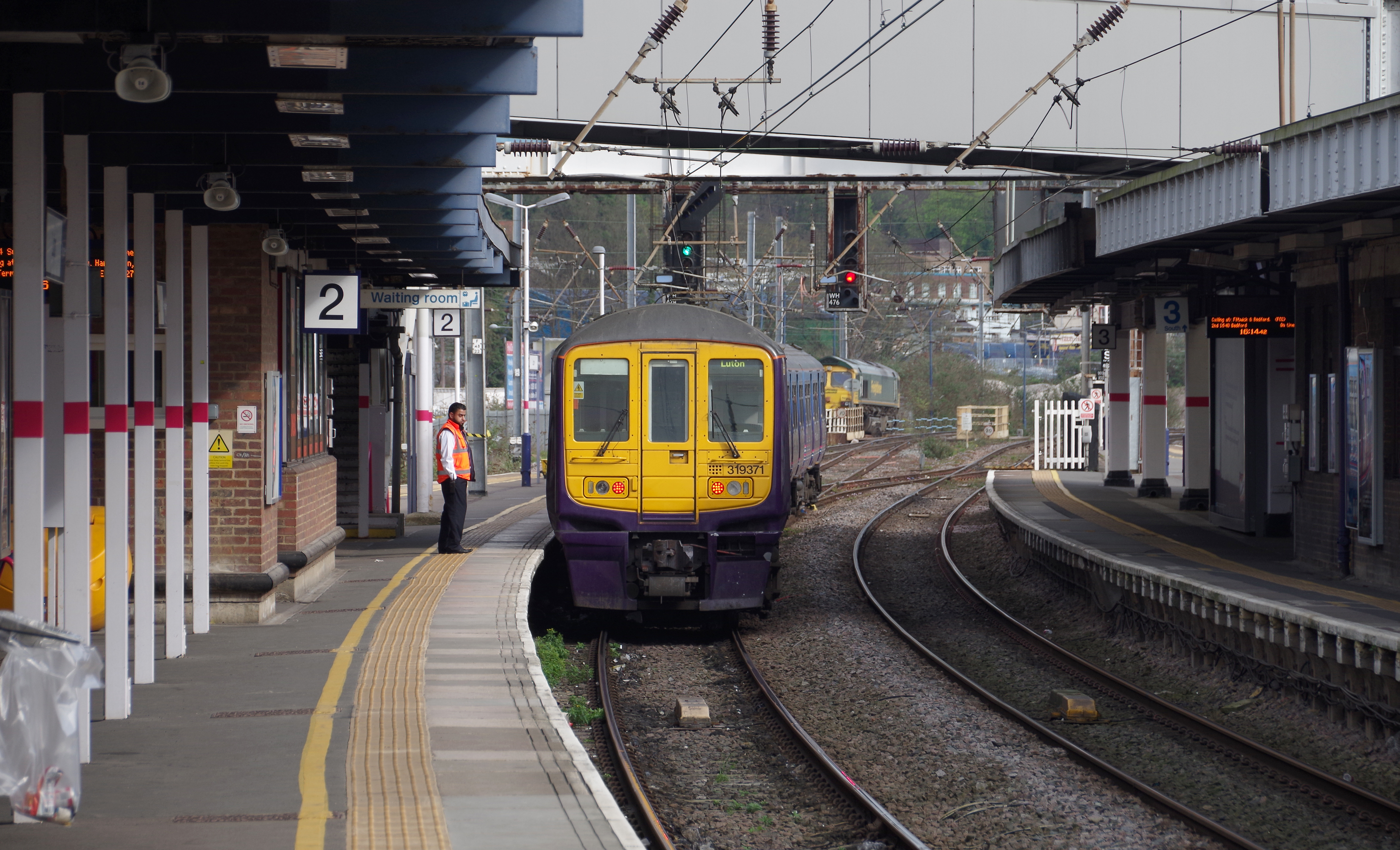 Luton railway station MMB 09 319371