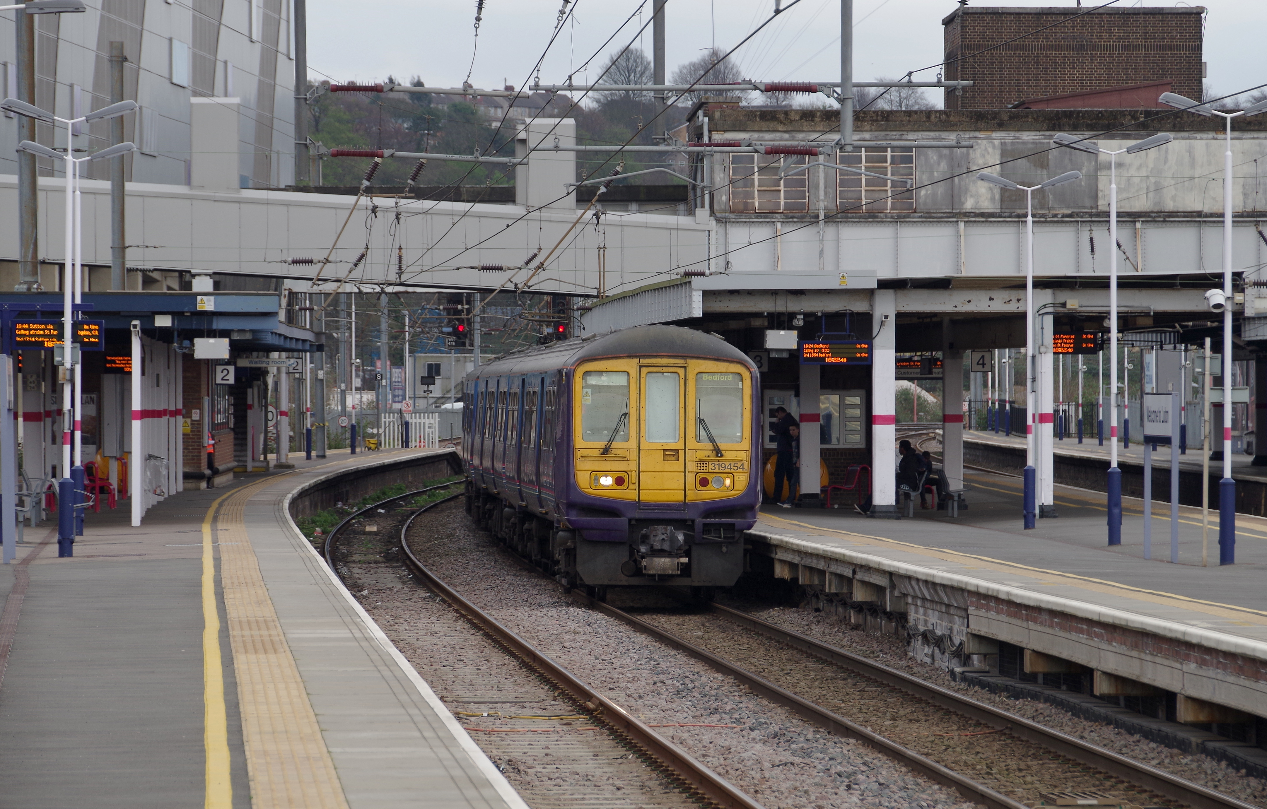 Luton railway station MMB 11 319454 319004