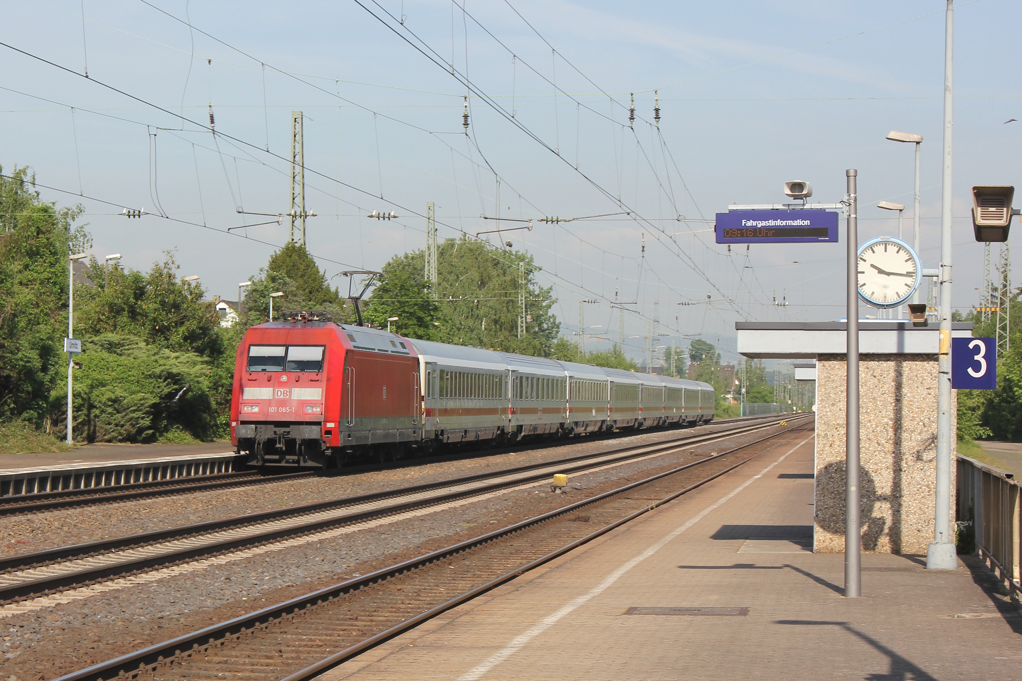 Mülheim-Kärlich, Bahnhof Urmitz, Lok 101 065-1 (2015-05-18)