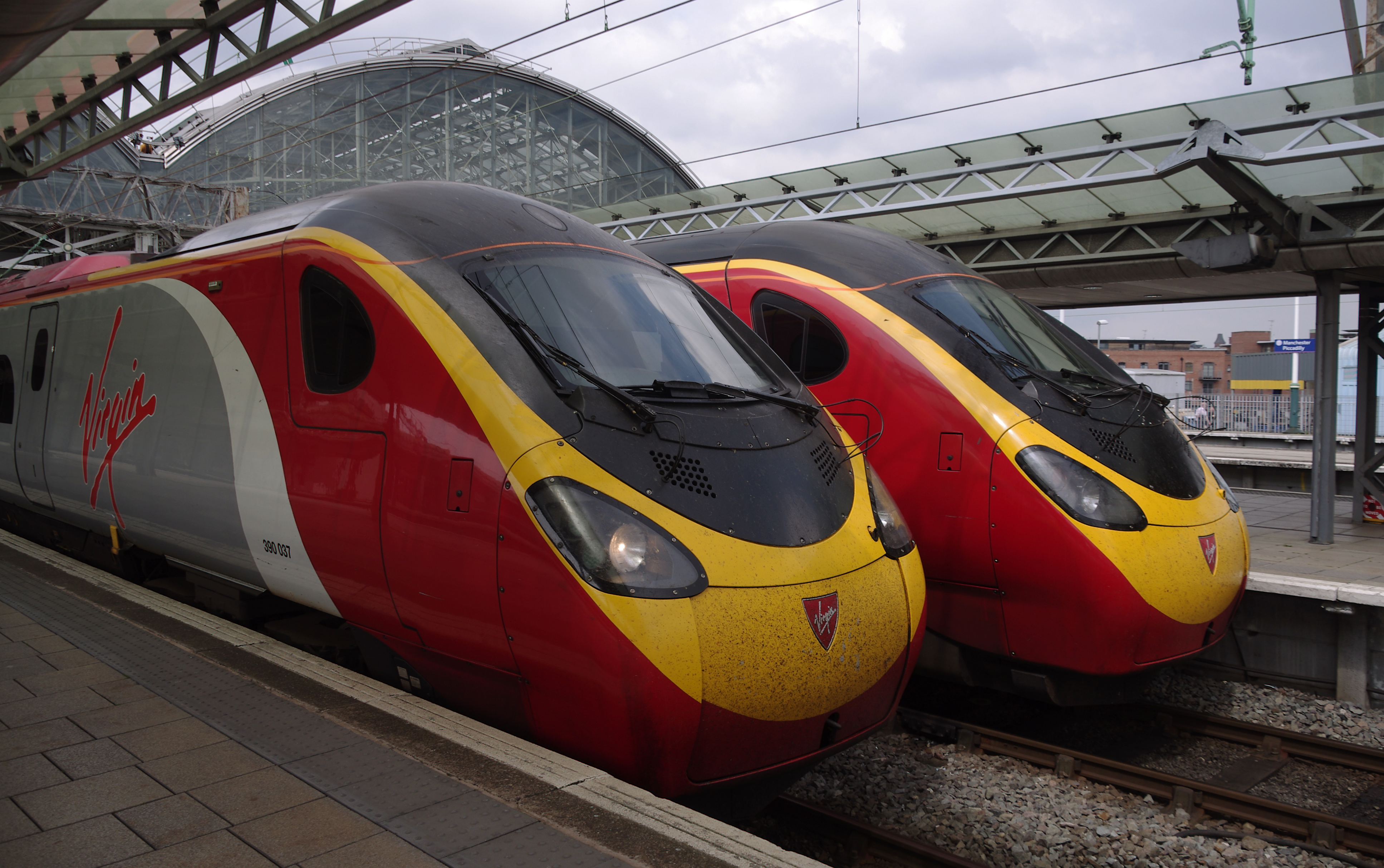 Manchester Piccadilly station MMB 08 390037 390046