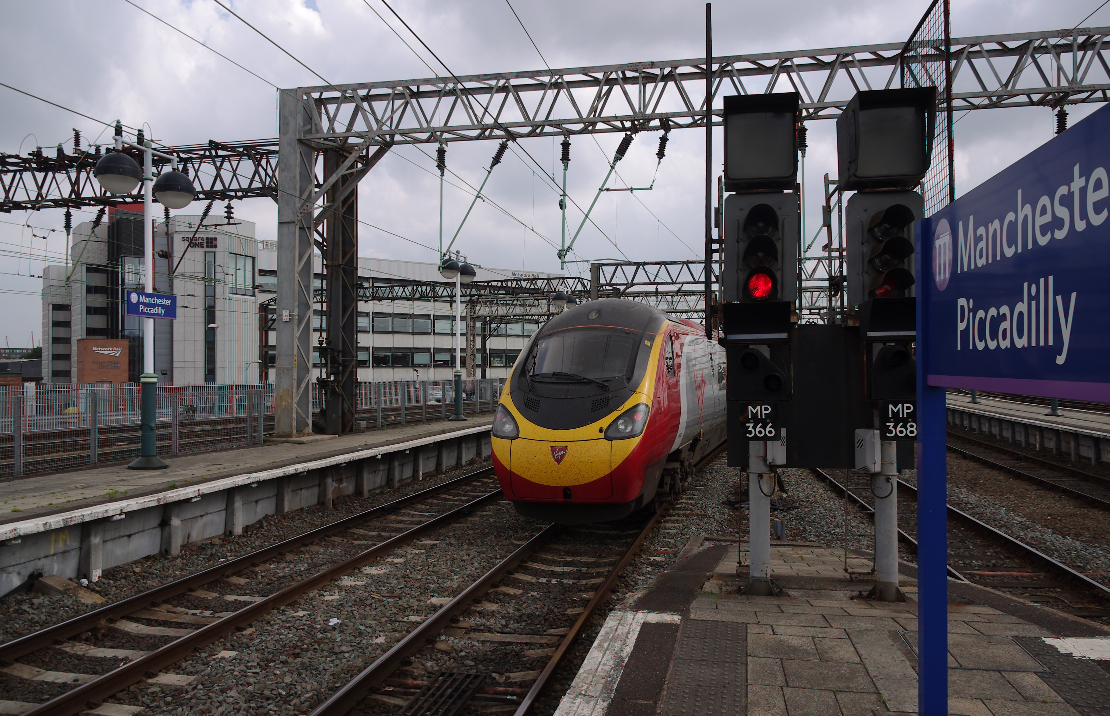 Manchester Piccadilly station MMB 13 390037