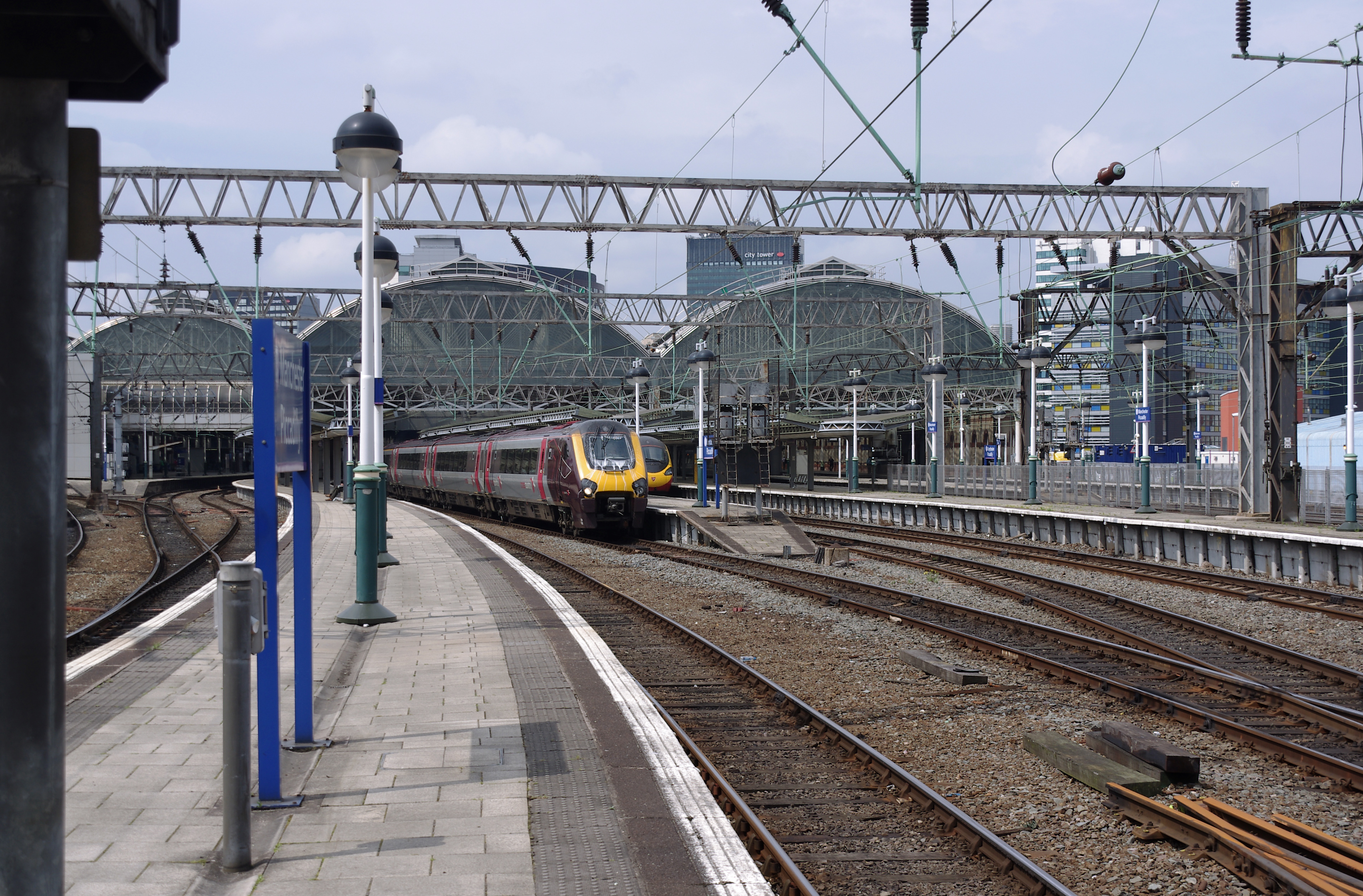 Manchester Piccadilly station MMB 31 220001