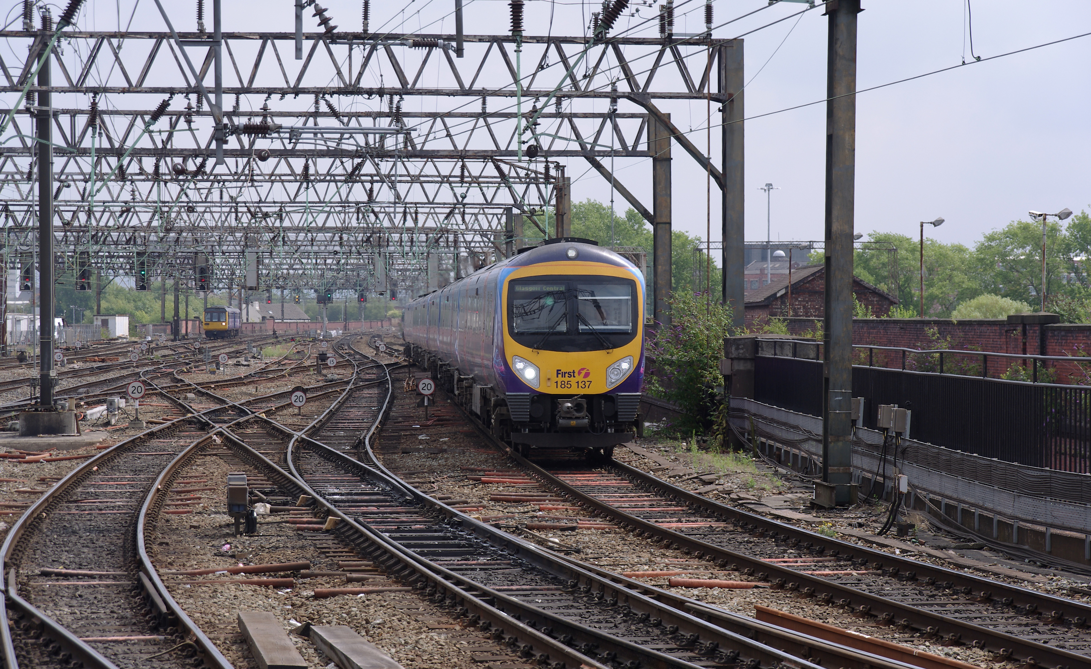 Manchester Piccadilly station MMB 37 185101