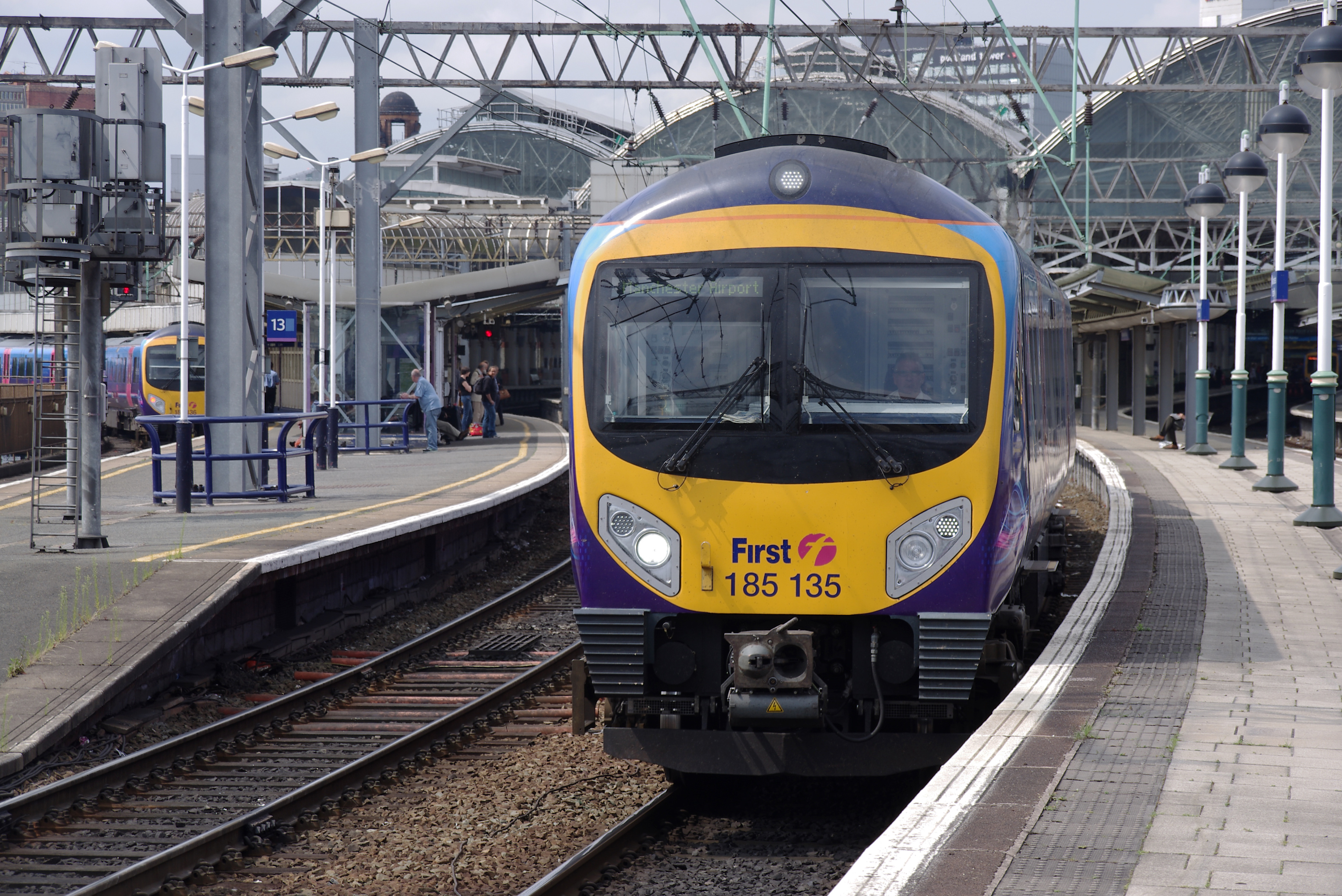 Manchester Piccadilly station MMB 41 185135