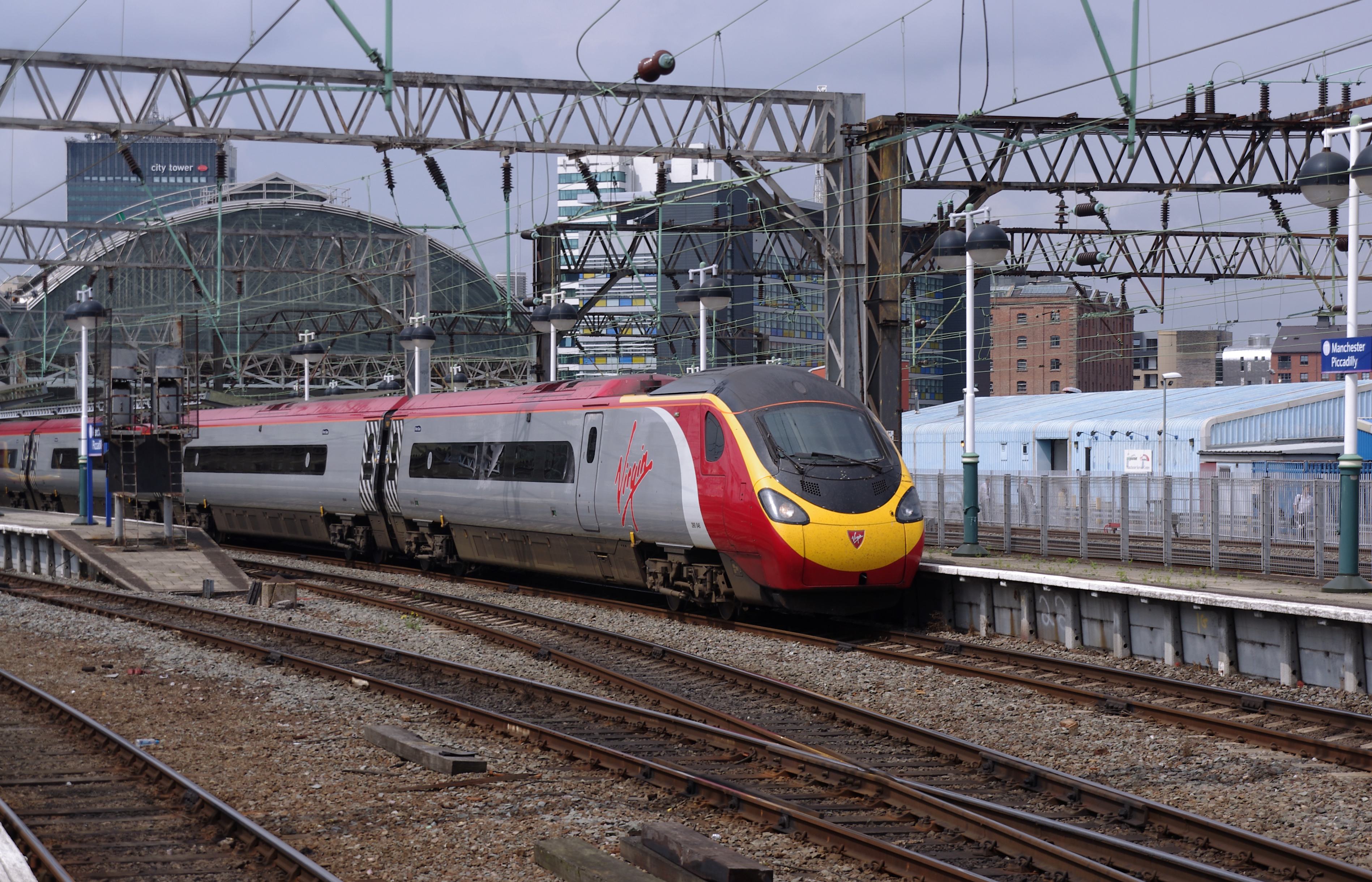 Manchester Piccadilly station MMB 46 390046